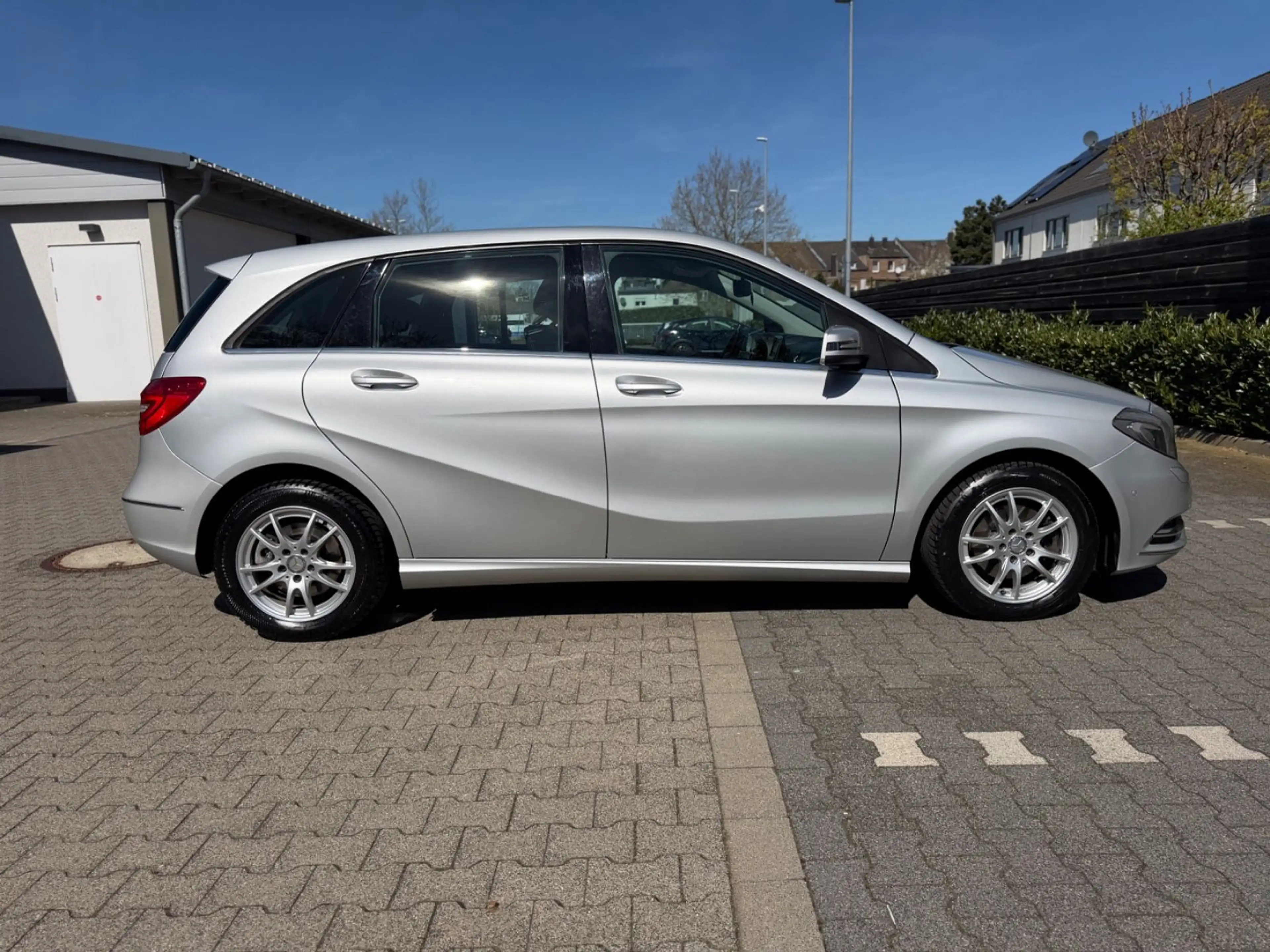 Mercedes-Benz B 220 4Matic LED Navi R.Kamera PDC Alus — photo 7
