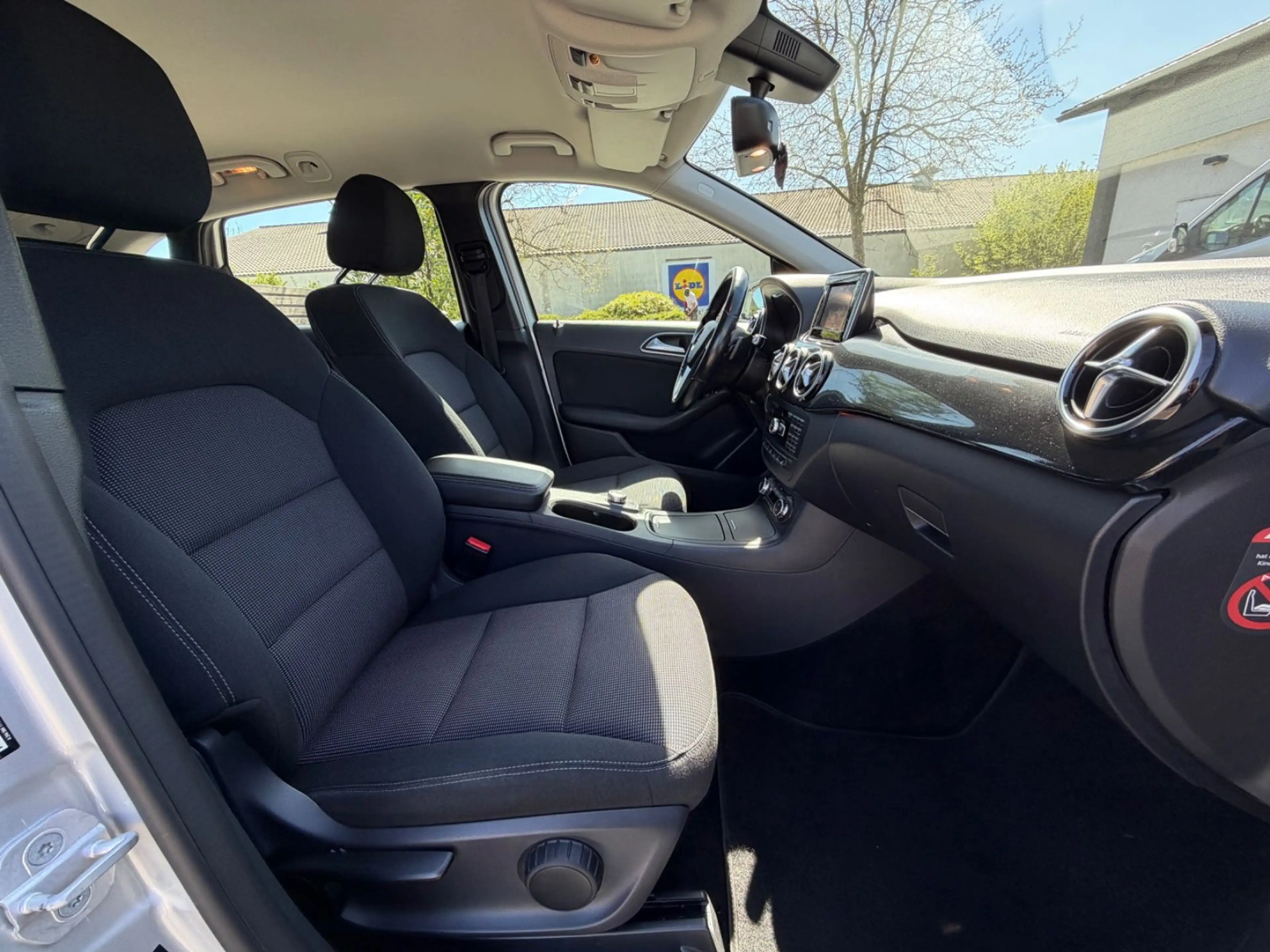 Mercedes-Benz B 220 4Matic LED Navi R.Kamera PDC Alus — photo 15