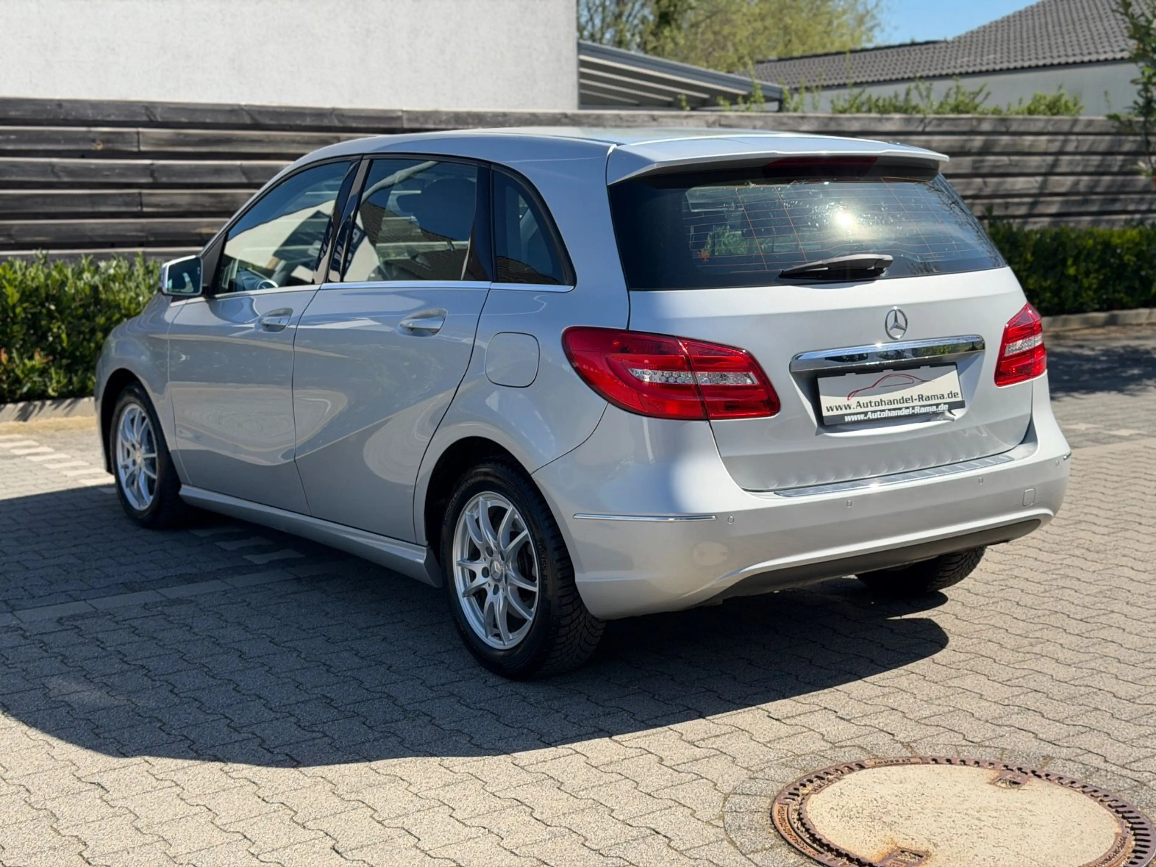 Mercedes-Benz B 220 4Matic LED Navi R.Kamera PDC Alus — photo 4