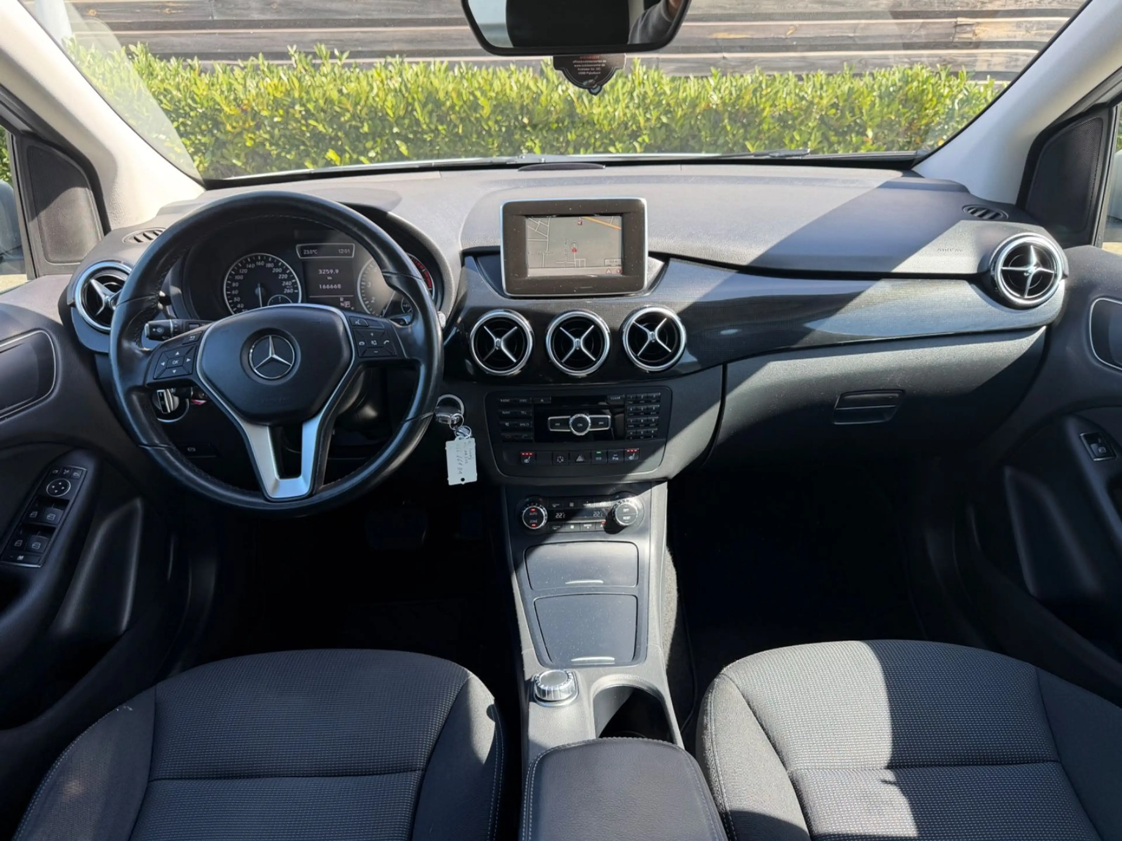 Mercedes-Benz B 220 4Matic LED Navi R.Kamera PDC Alus — photo 11