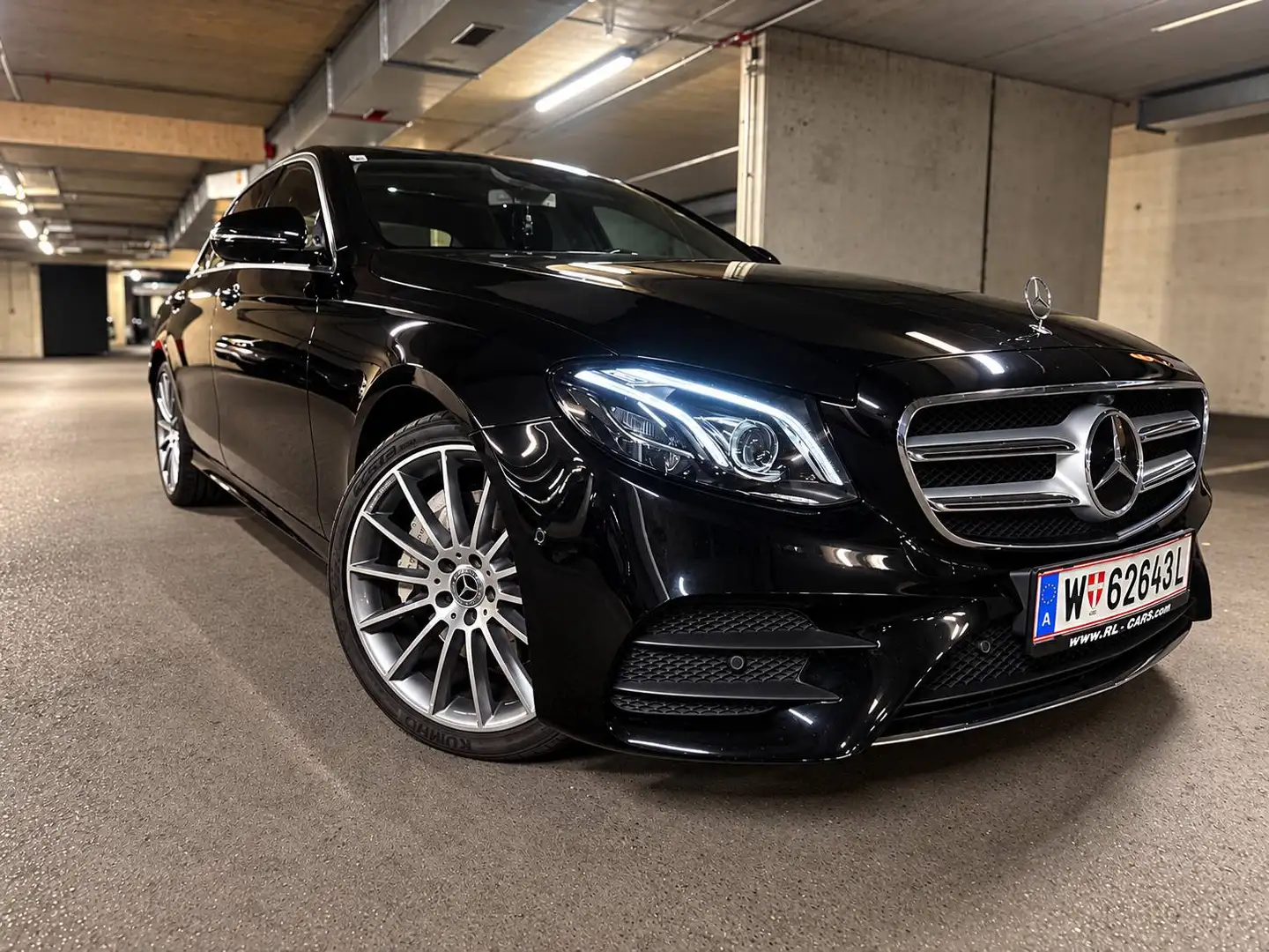 Mercedes-Benz E 350 E 350d 4MATIC AMG-Line Avantgarde Aut. Avantgarde Schwarz - 1