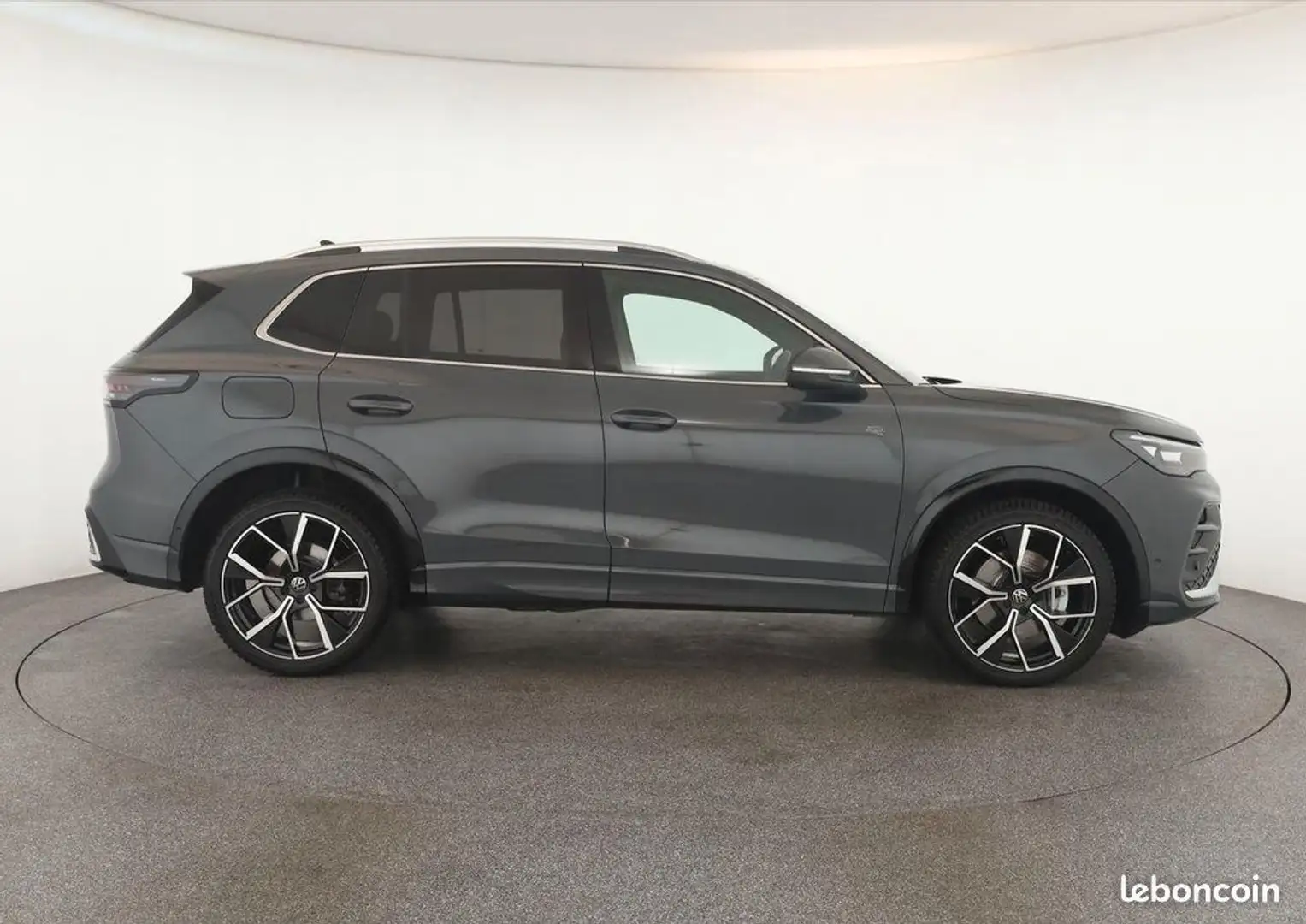 Volkswagen Tiguan 2.0 TDI DSG R-Line Pano Navi Keyless Grau - 2