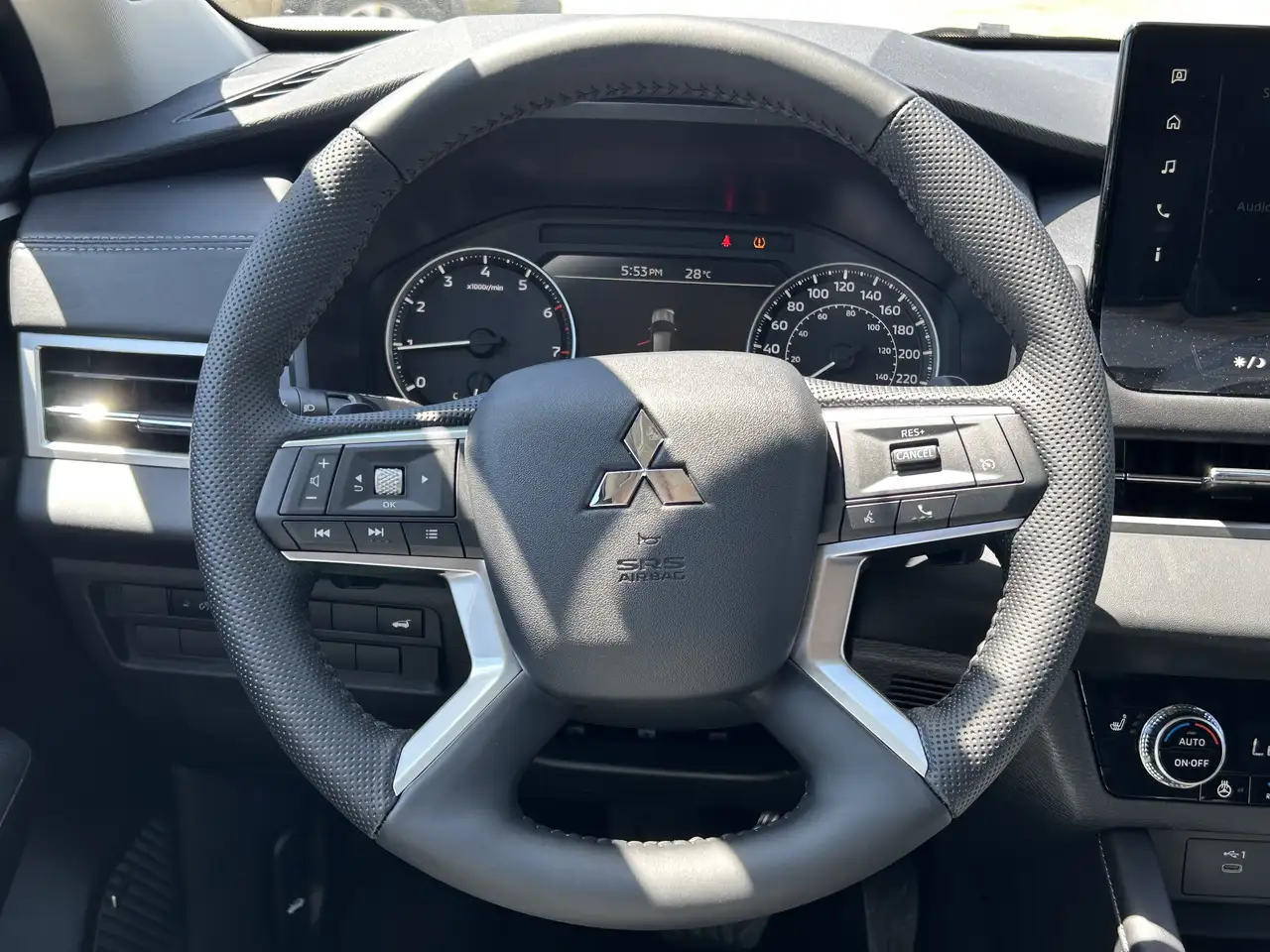 Mitsubishi Outlander снимка Mitsubishi Outlander