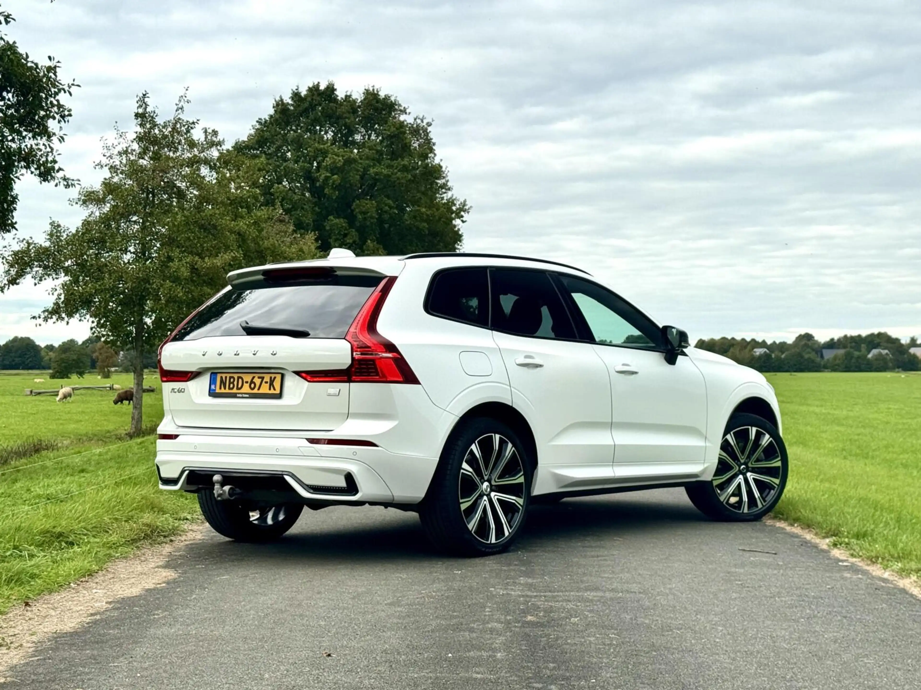 Volvo XC60 T6 Recharge R-Design|Pano|21”|ACC|Trekhaak|Memory| — photo 2