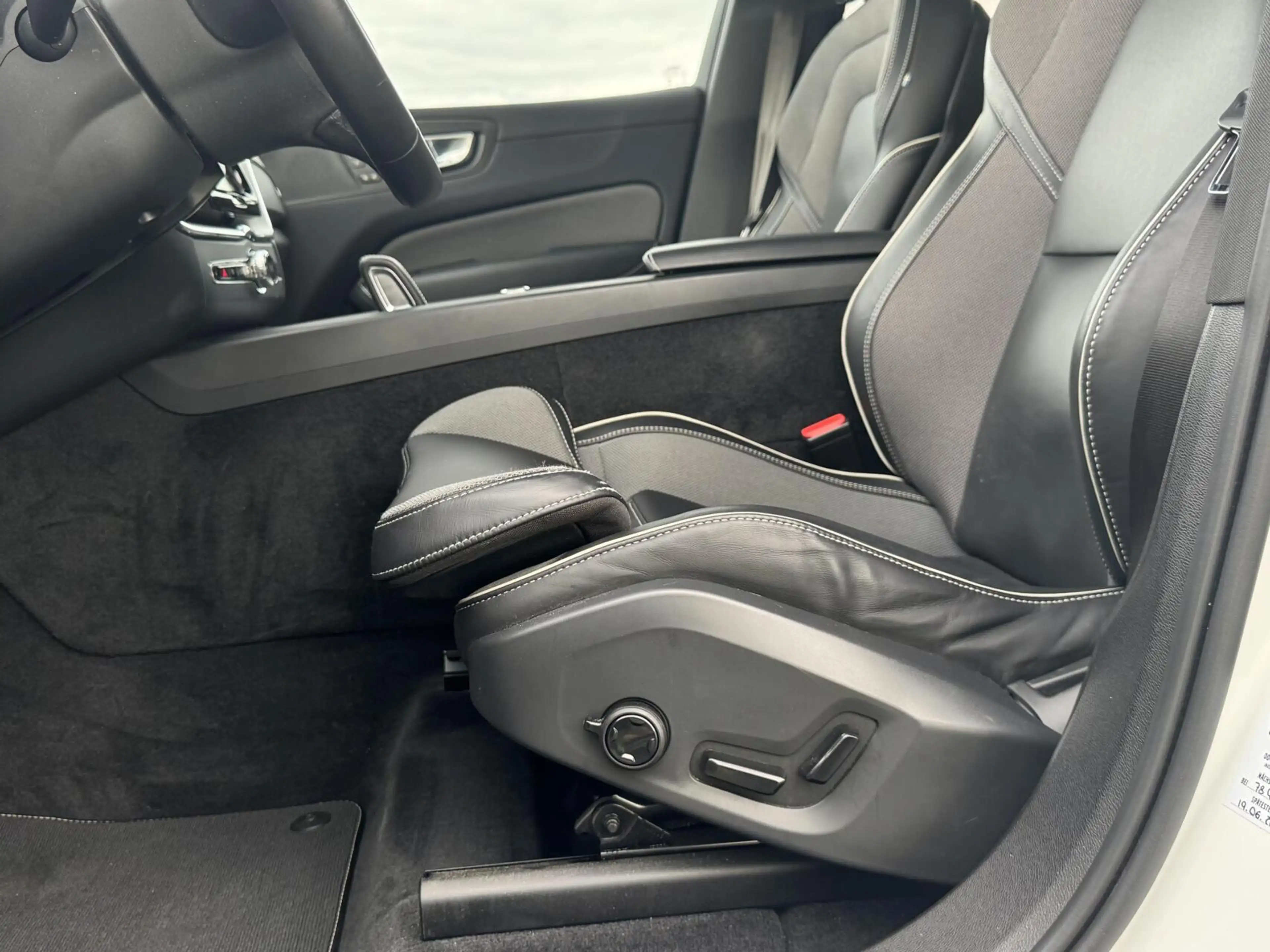 Volvo XC60 T6 Recharge R-Design|Pano|21”|ACC|Trekhaak|Memory| — photo 7
