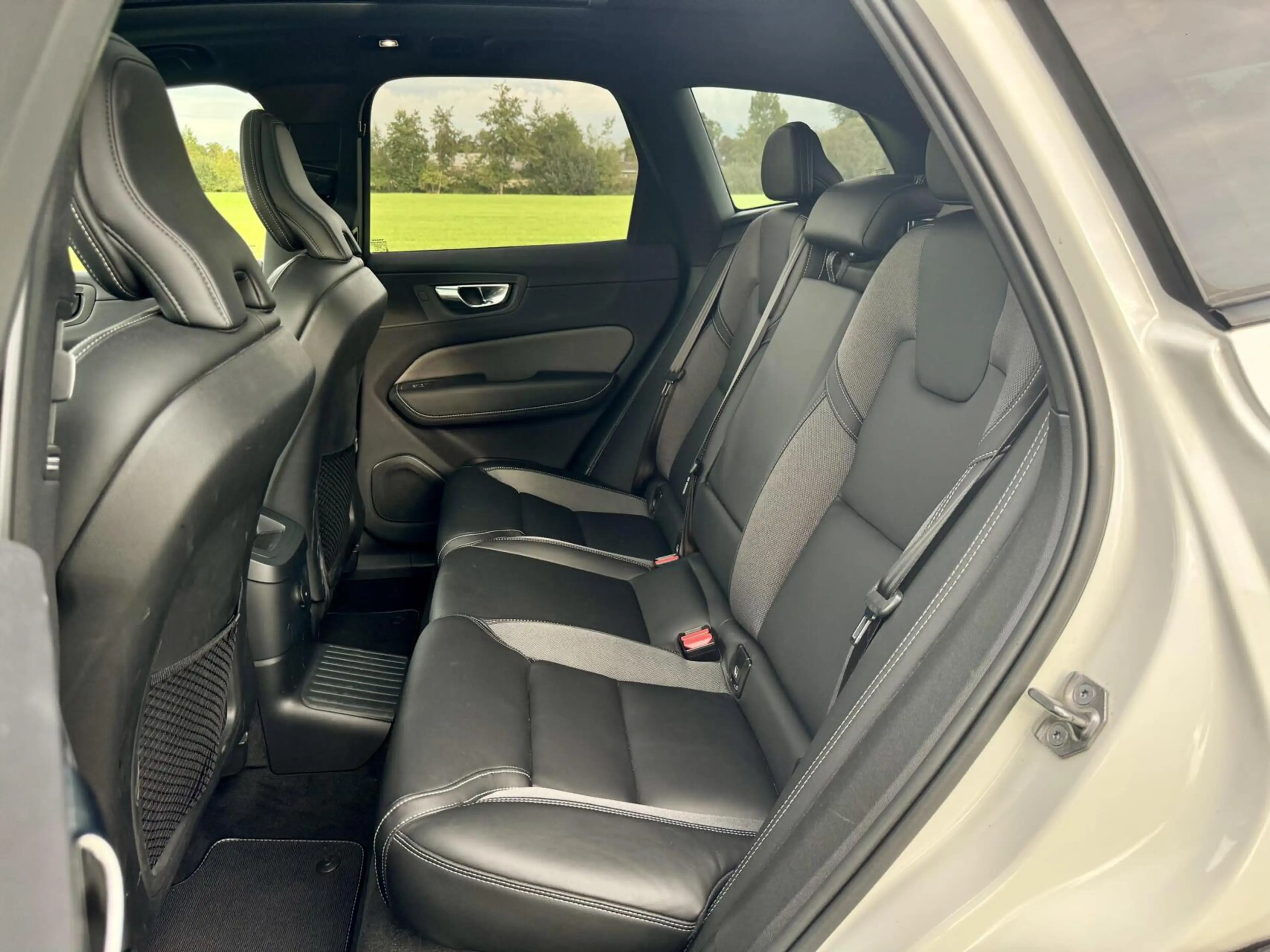 Volvo XC60 T6 Recharge R-Design|Pano|21”|ACC|Trekhaak|Memory| — photo 9