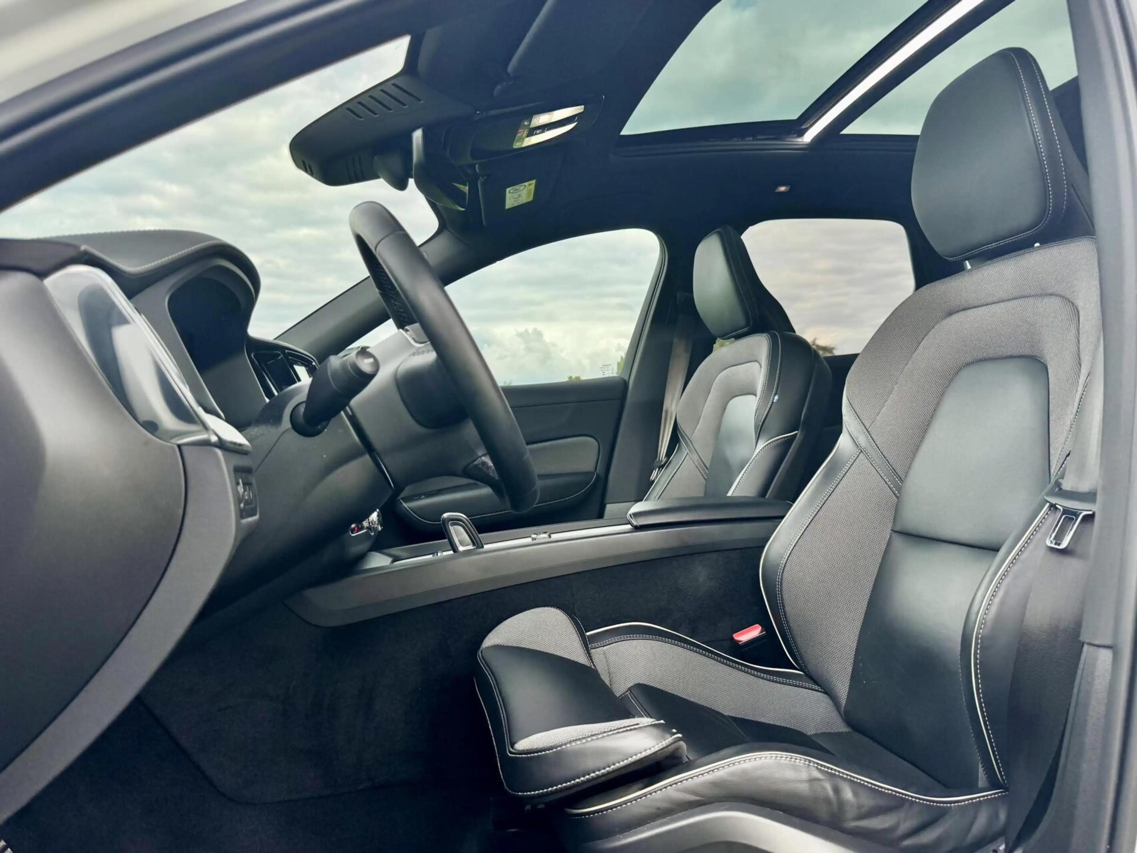 Volvo XC60 T6 Recharge R-Design|Pano|21”|ACC|Trekhaak|Memory| — photo 6