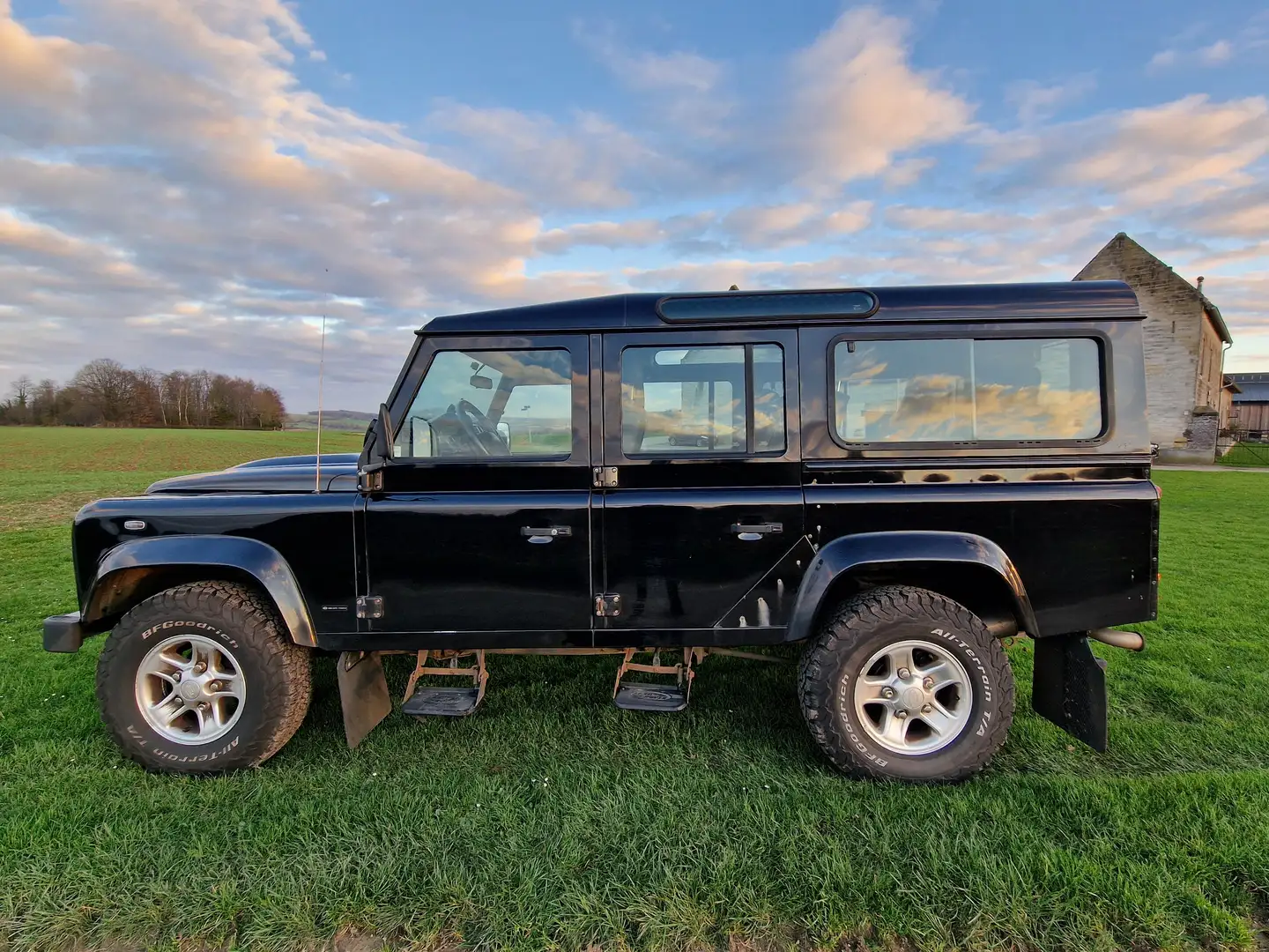 Land Rover Defender 2.4 TD 110 SW XTech Zwart - 2