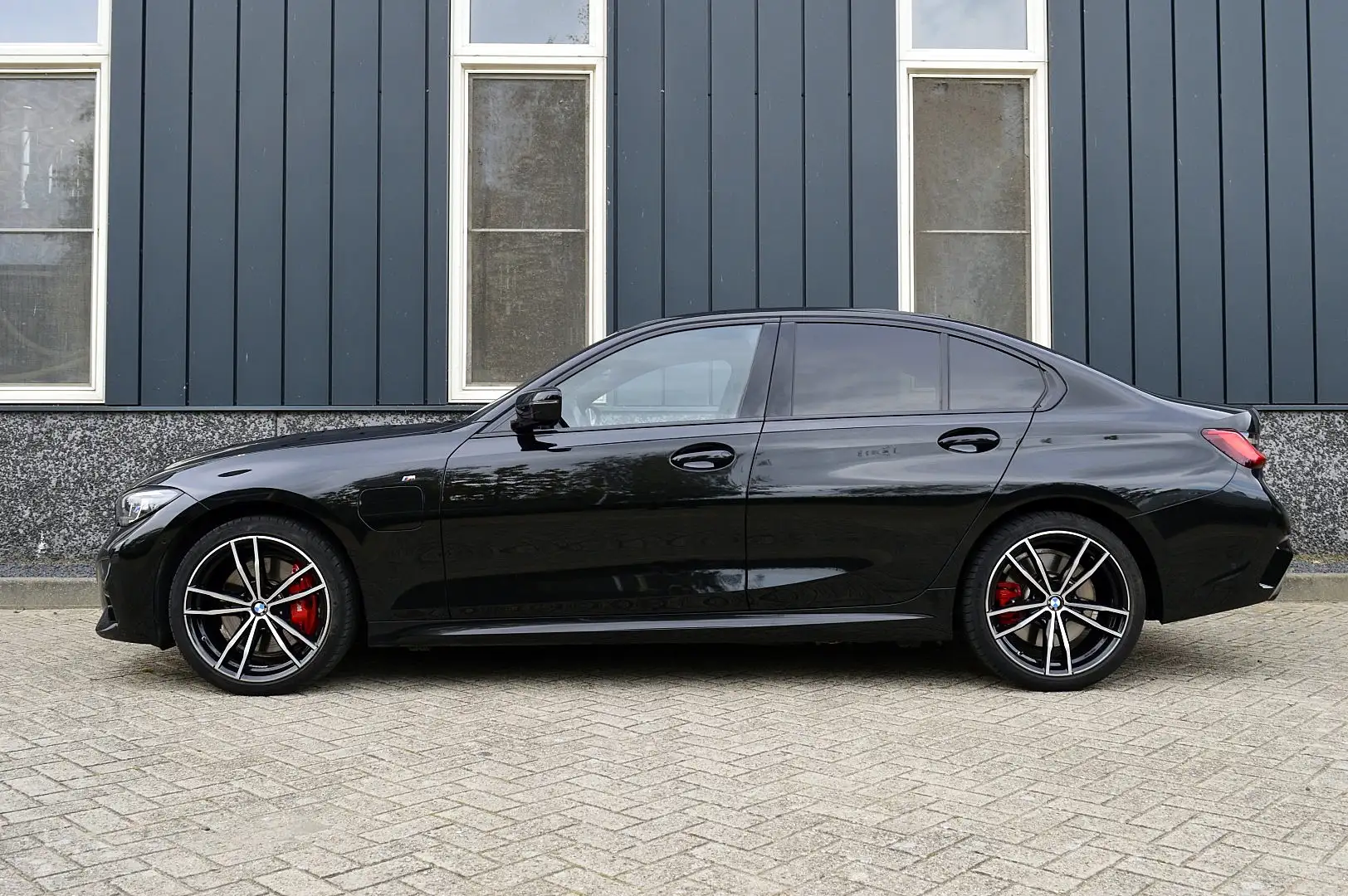 BMW 320 3-serie 320e M-Sport Rijklaarprijs-Garantie Naviga Nero - 2
