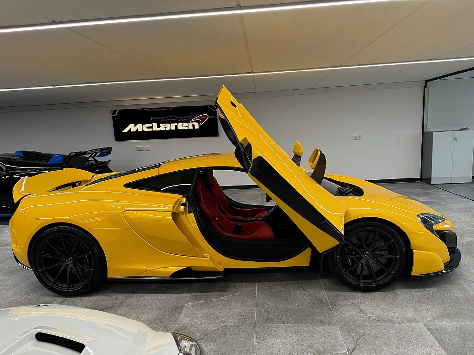 맥라렌 675LT 2016 노랑 사진 3