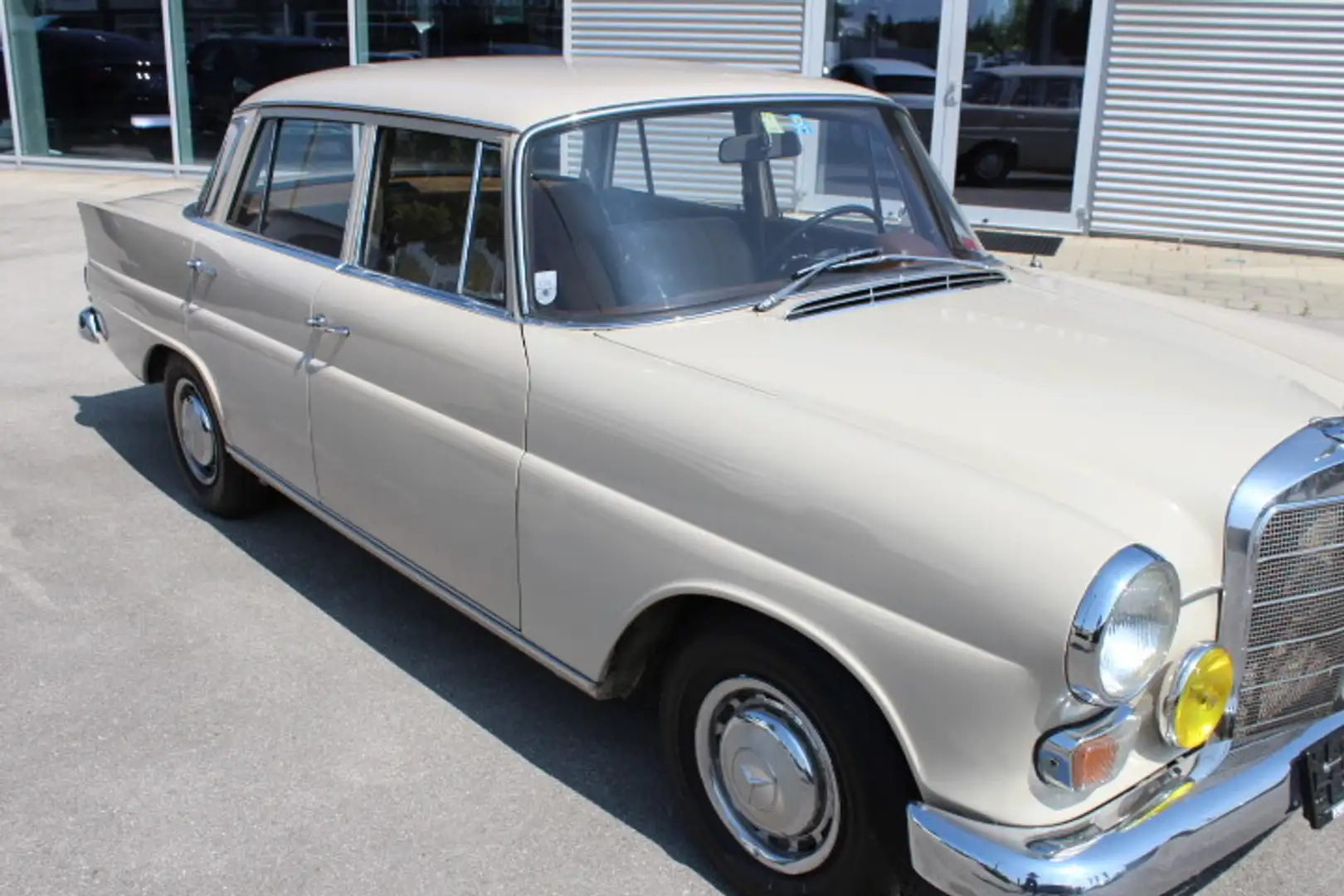Mercedes-Benz 200 Heckflosse Benzin Beige - 1