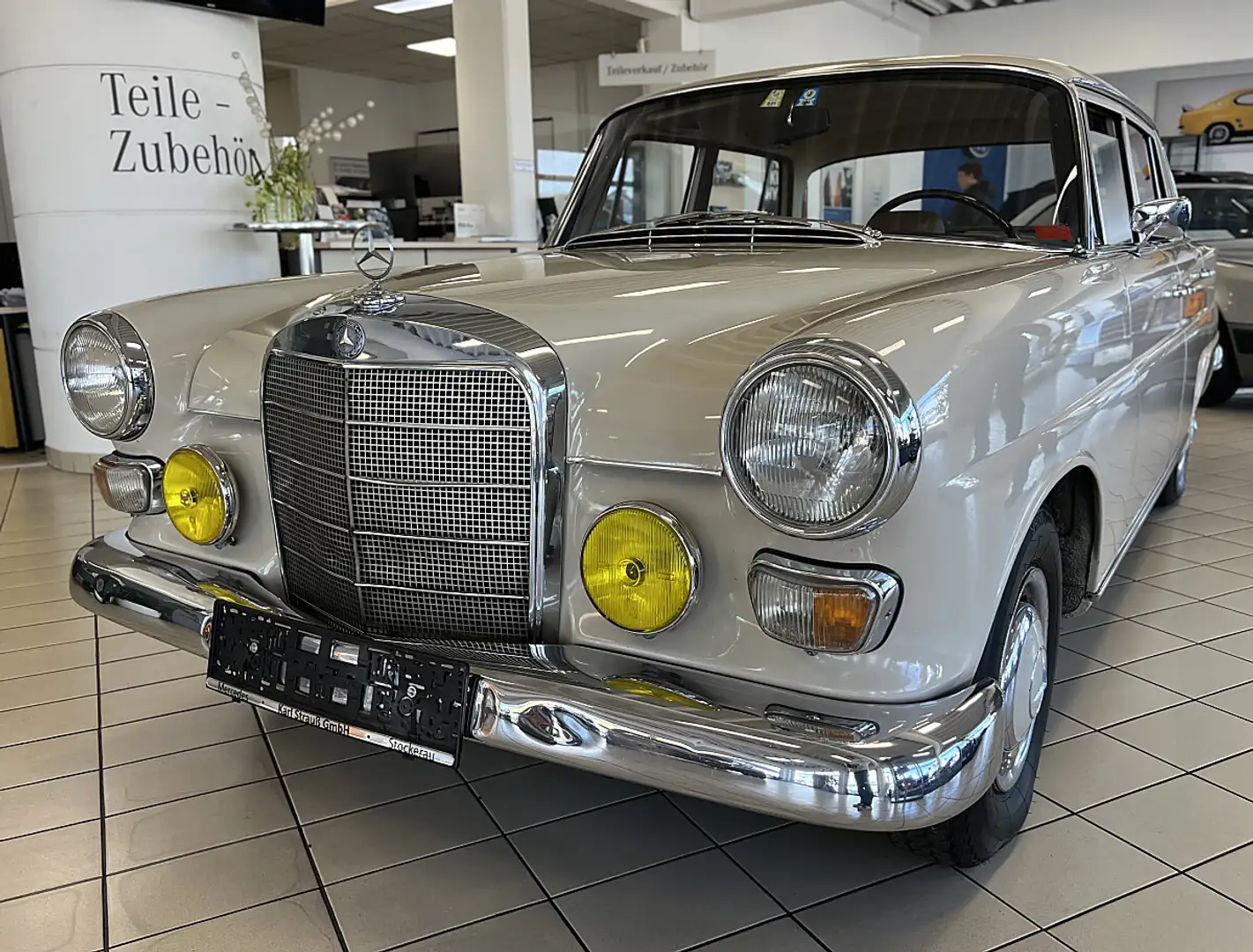 Mercedes-Benz 200 Heckflosse Benzin Beige - 1