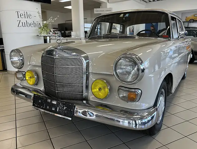 Mercedes-Benz 200 Heckflosse Benzin
