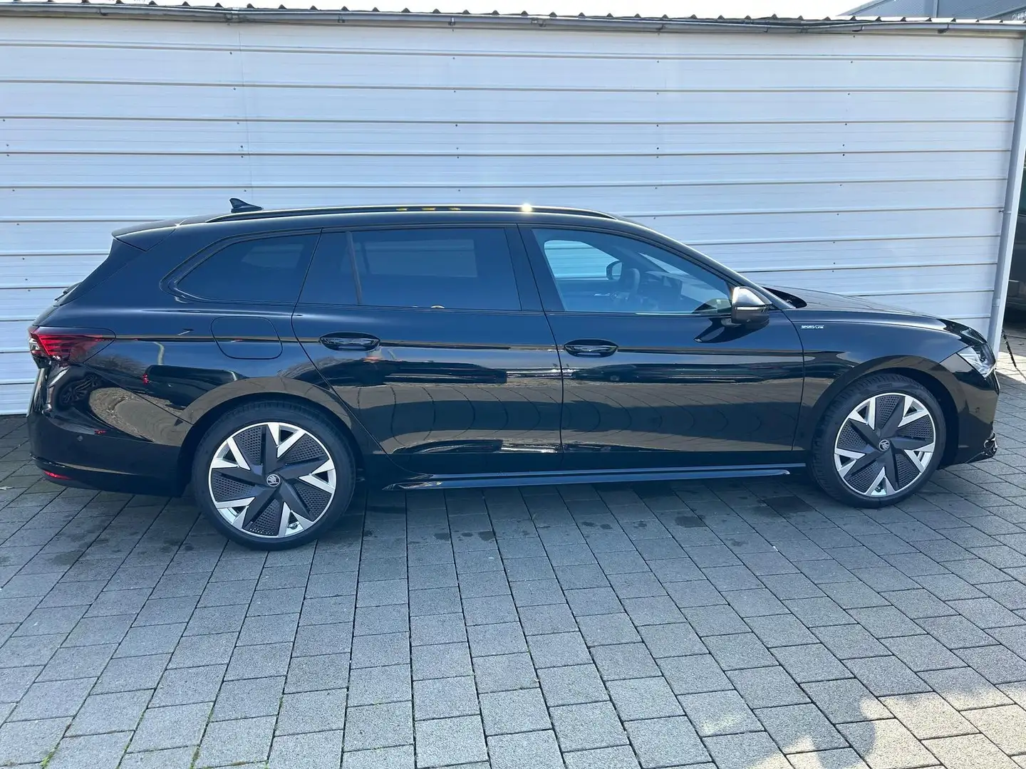 Skoda Superb Combi Sportline Kombi 2.0 TSI DSG 4x4 *HUD*AHK*... Schwarz - 2