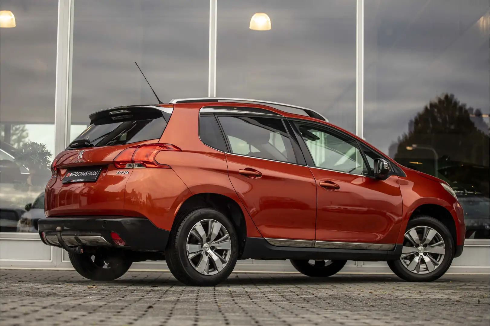 Peugeot 2008 1.2 PureTech Blue Lease Executive | Pano | Trekhaa Orange - 2