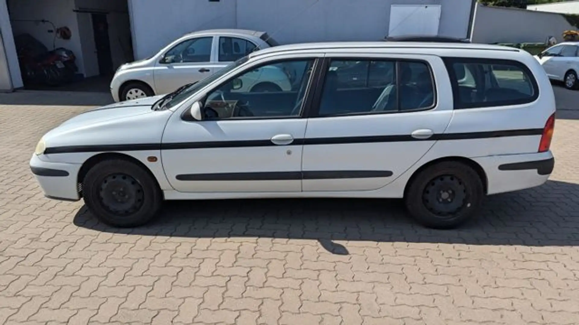 Renault Megane Grandtour*Automatik*Zahnriemen gerissen* White - 2