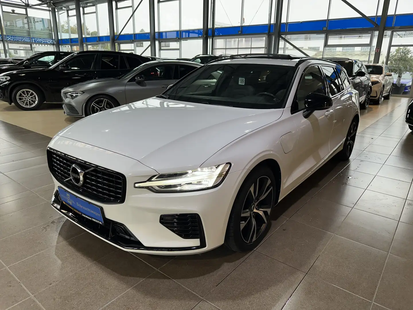 Volvo V60 AWD R Design Leder Pano. Harman Kardon LED Weiß - 1