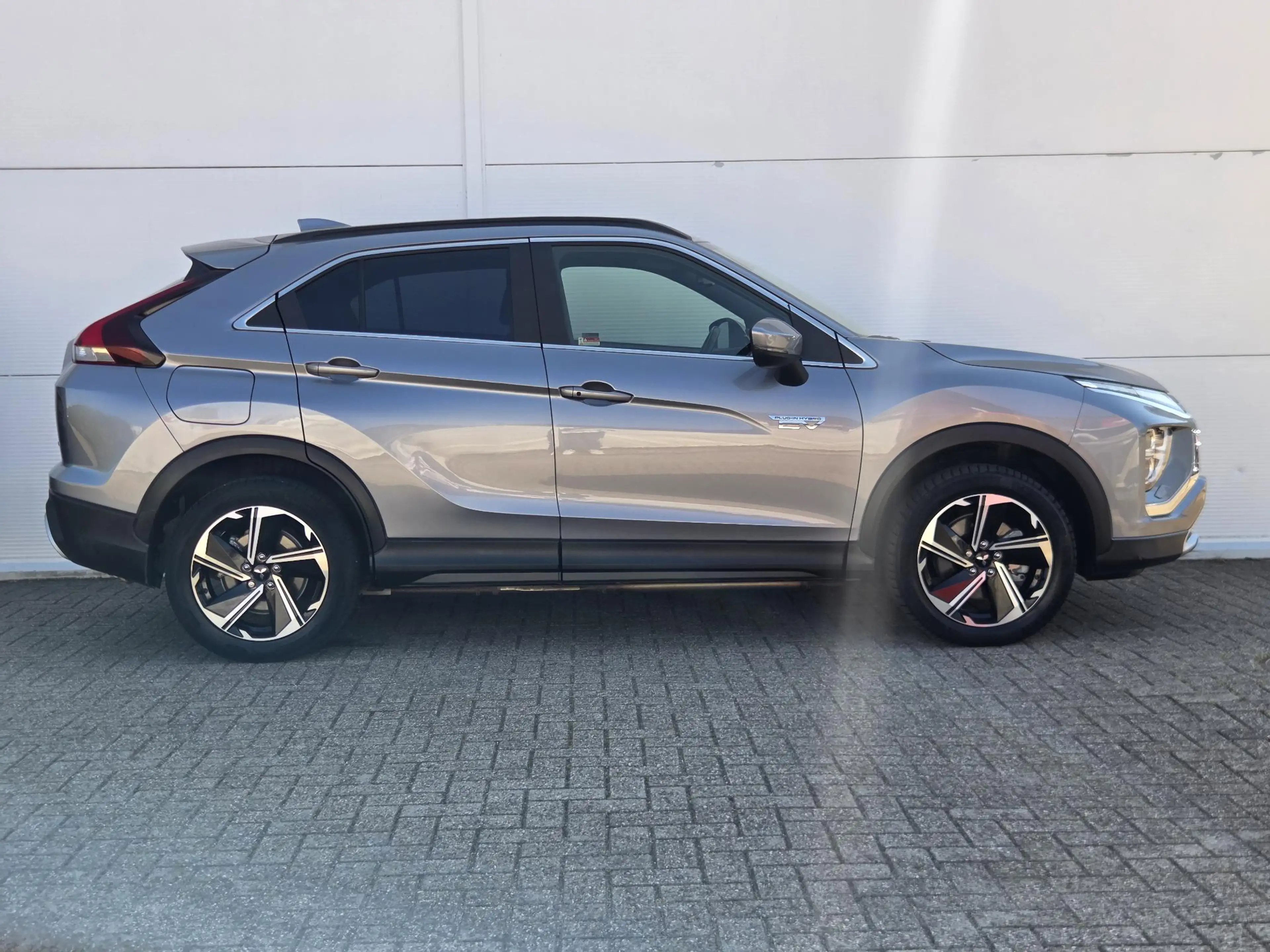Mitsubishi Eclipse Cross 2.4 PHEV Instyle / Camera / Navi / Trekhaak 1500 k — photo 11