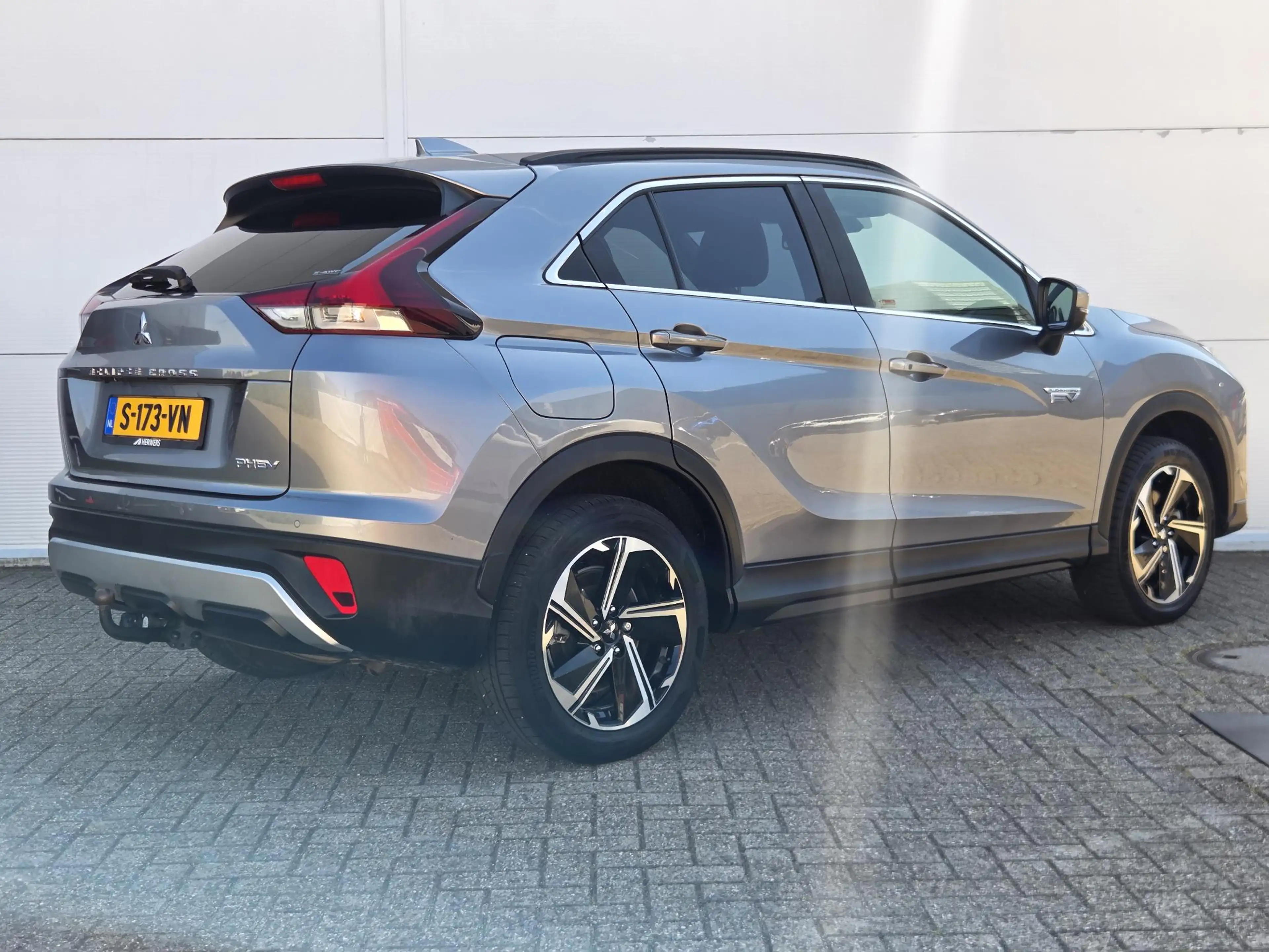 Mitsubishi Eclipse Cross 2.4 PHEV Instyle / Camera / Navi / Trekhaak 1500 k — photo 3