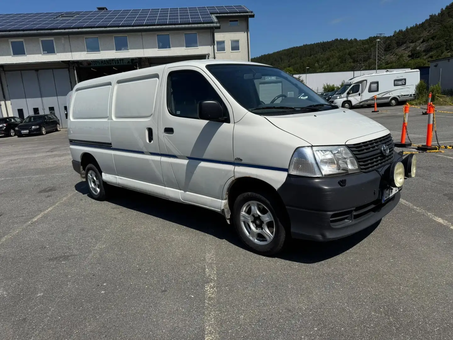 Toyota Hiace 2.5 Turbo D-4D LX bijela - 1