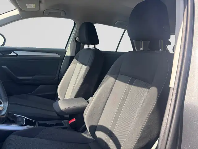 Volkswagen T-Roc view 9