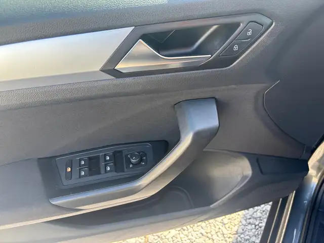 Volkswagen T-Roc view 13