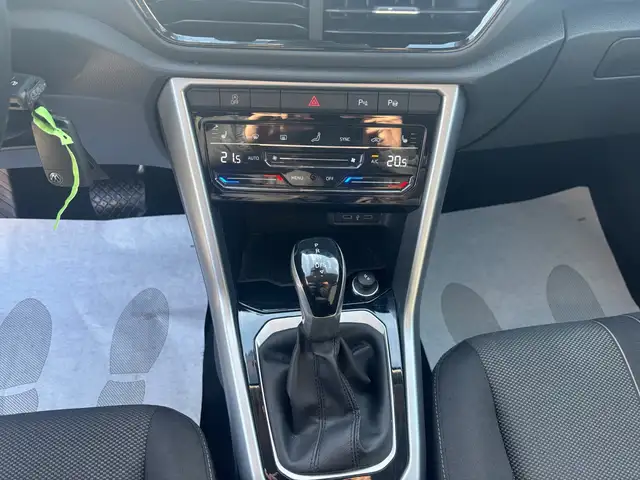 Volkswagen T-Roc view 10