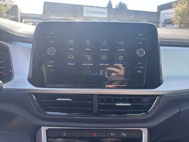 Volkswagen T-Roc view 11