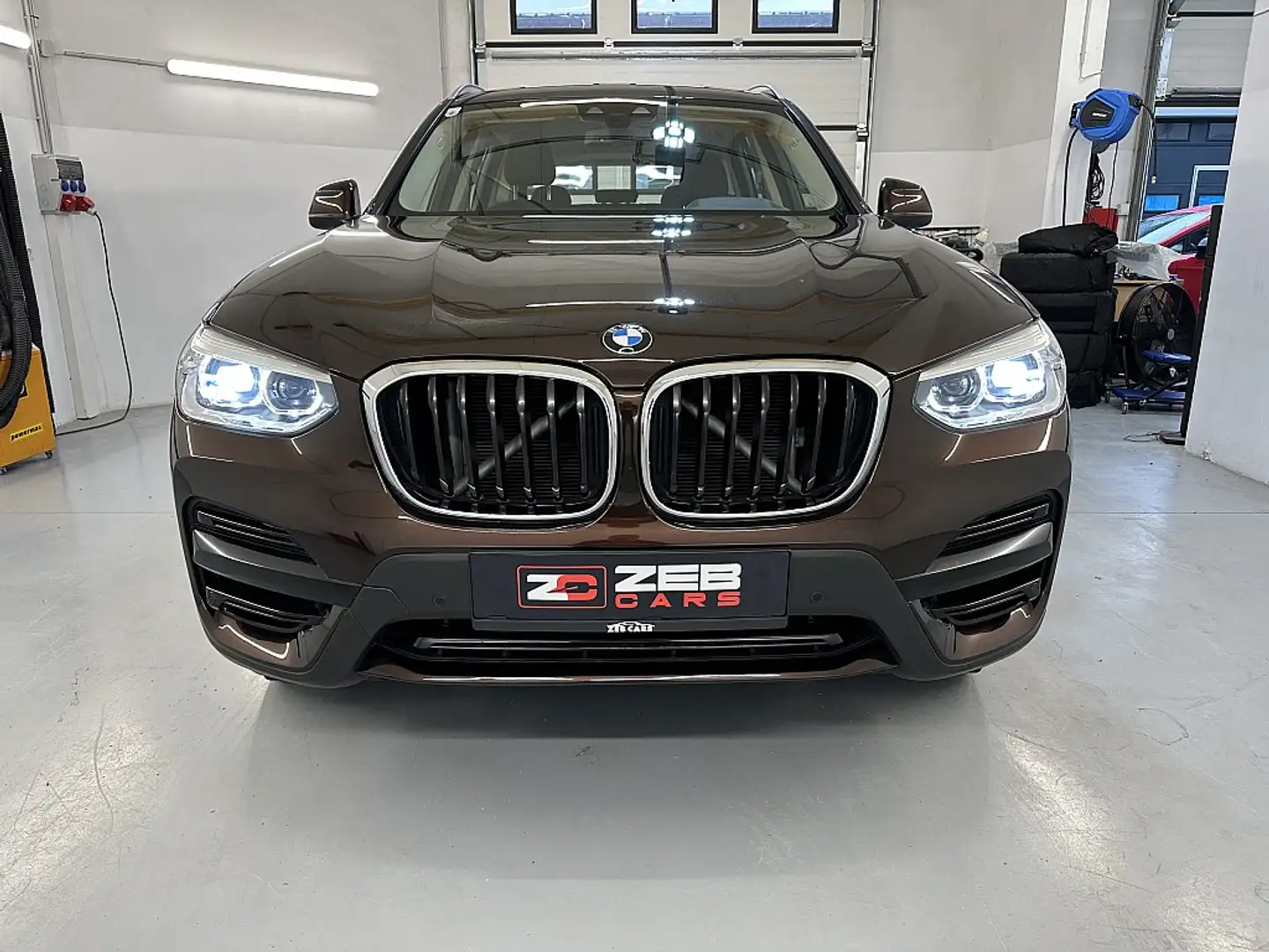 BMW X3 xDrive 20d Advantage Aut. Braun - 2
