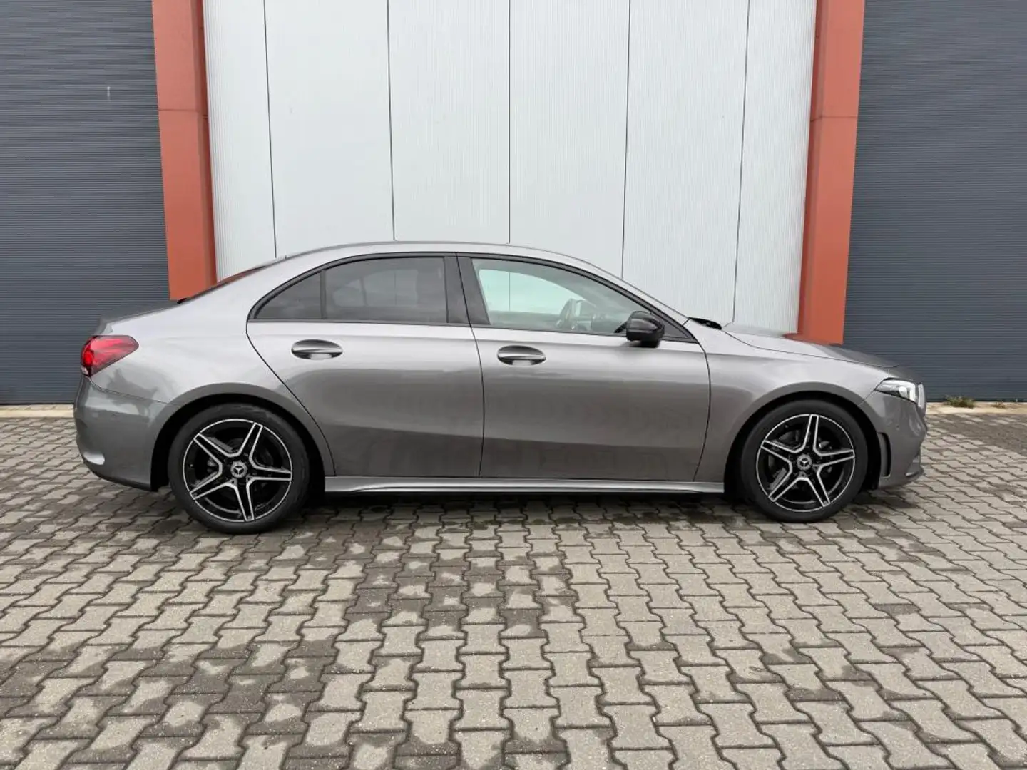 Mercedes-Benz A 180 Business Solution AMG Gris - 2