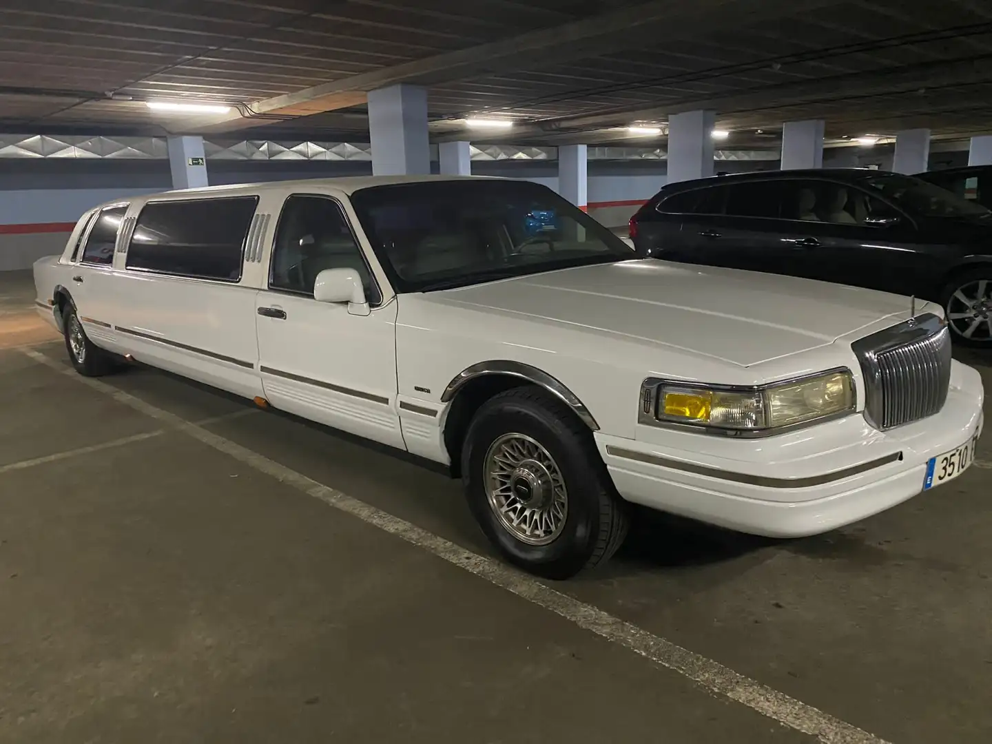 Lincoln Town Car Limousine Blanco - 1