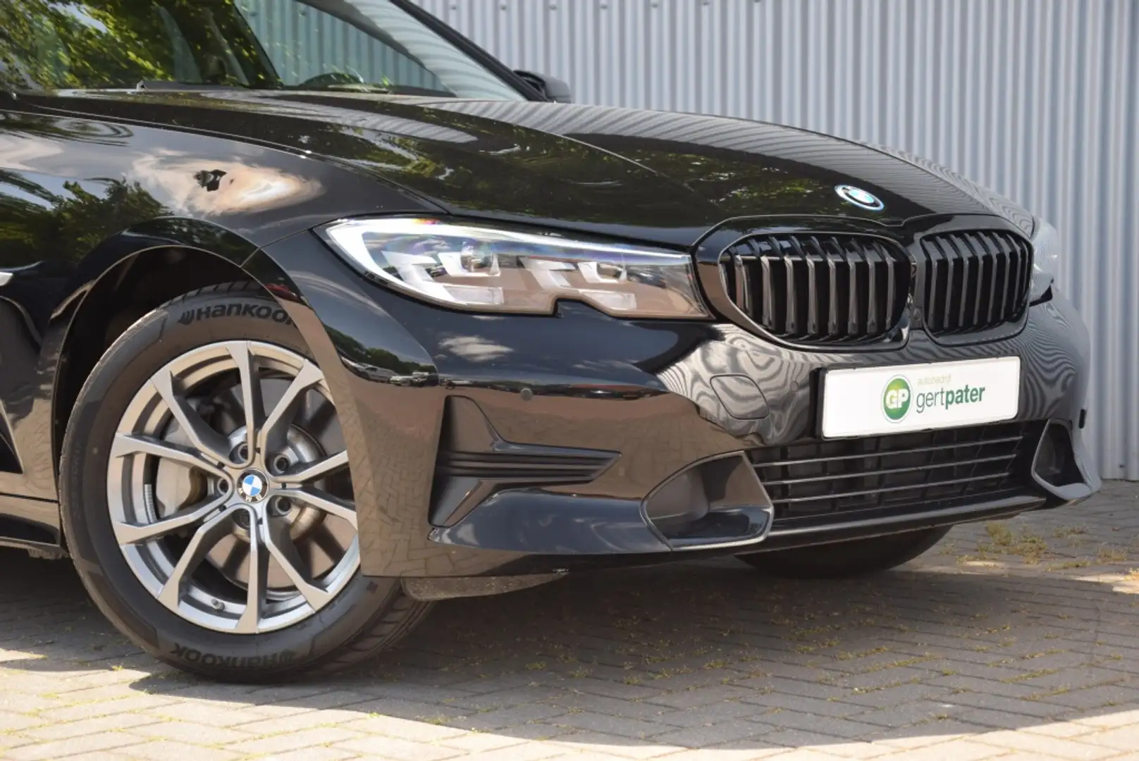 BMW 330 3-Serie Touring 330e xDrive Sportline Shadowline/T Zwart - 2