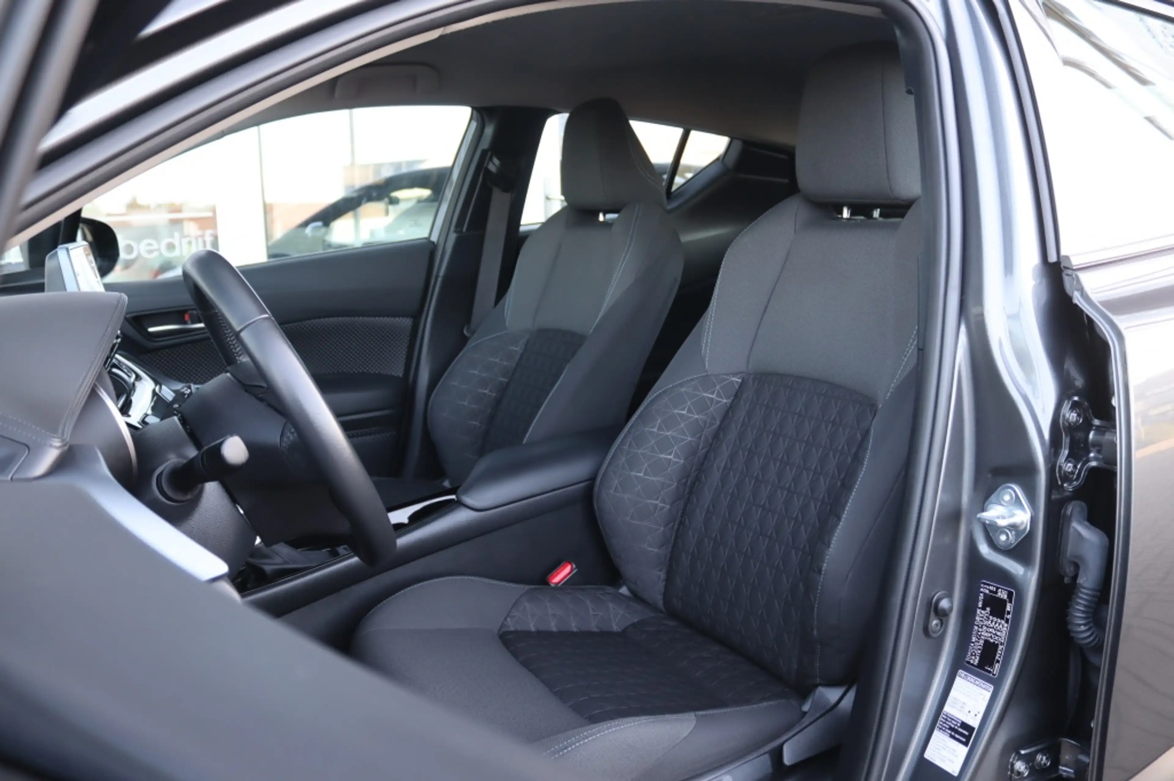 Toyota C-HR 1.8 Hybrid 122PK DYNAMIC Trekhaak | Navi | Camera — photo 15