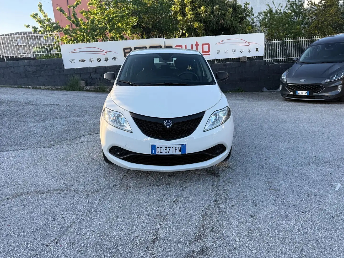 Lancia Ypsilon 1.0 FireFly 5 porte S&S Hybrid Ecochic Silver Weiß - 2