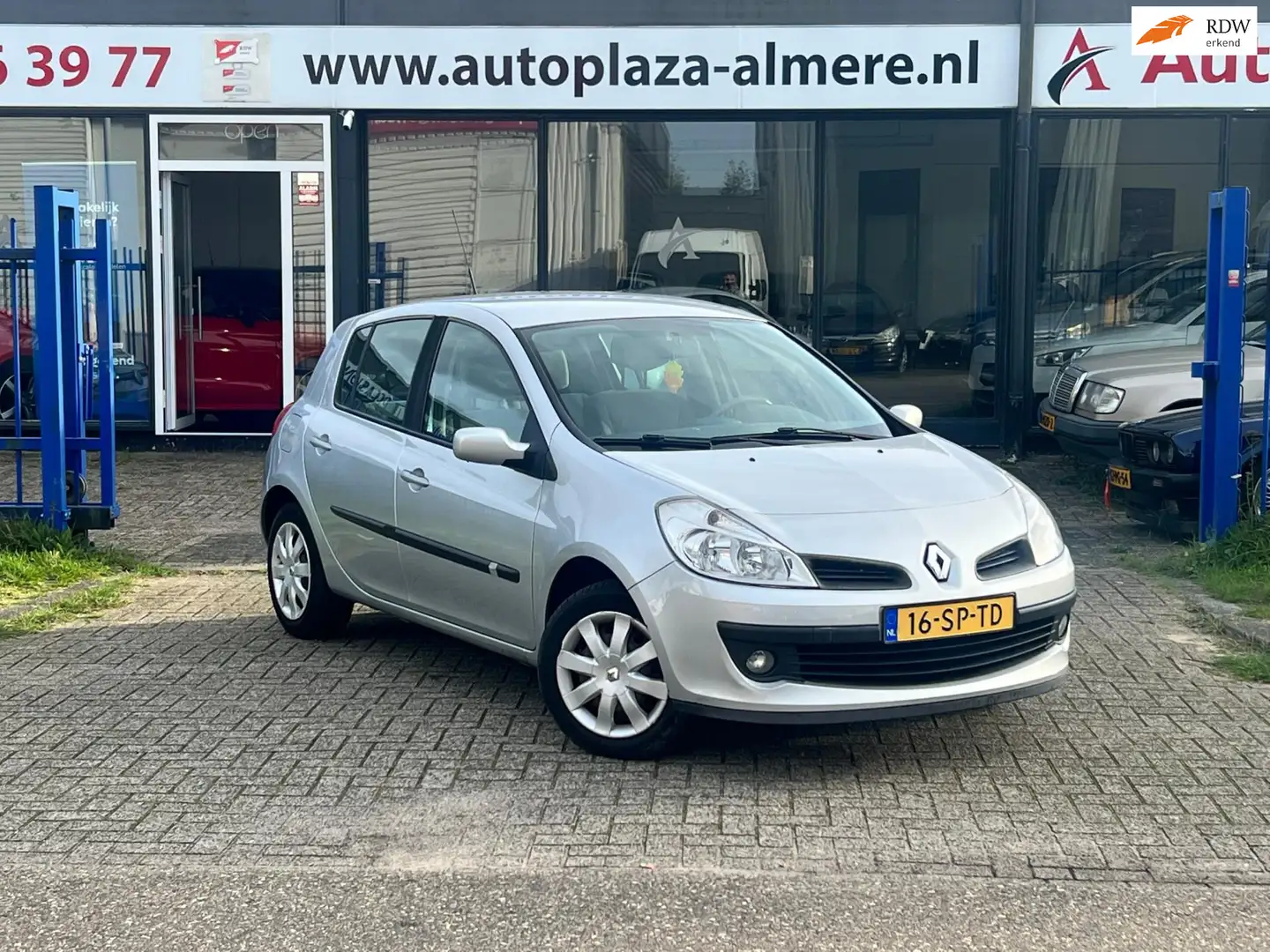 Renault Clio 1.6-16V Dynamique Luxe Automaat Airco Cruise PDC E Gris - 1