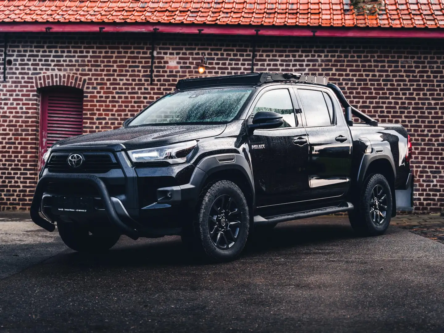 Toyota Hilux Invincible Schwarz - 1