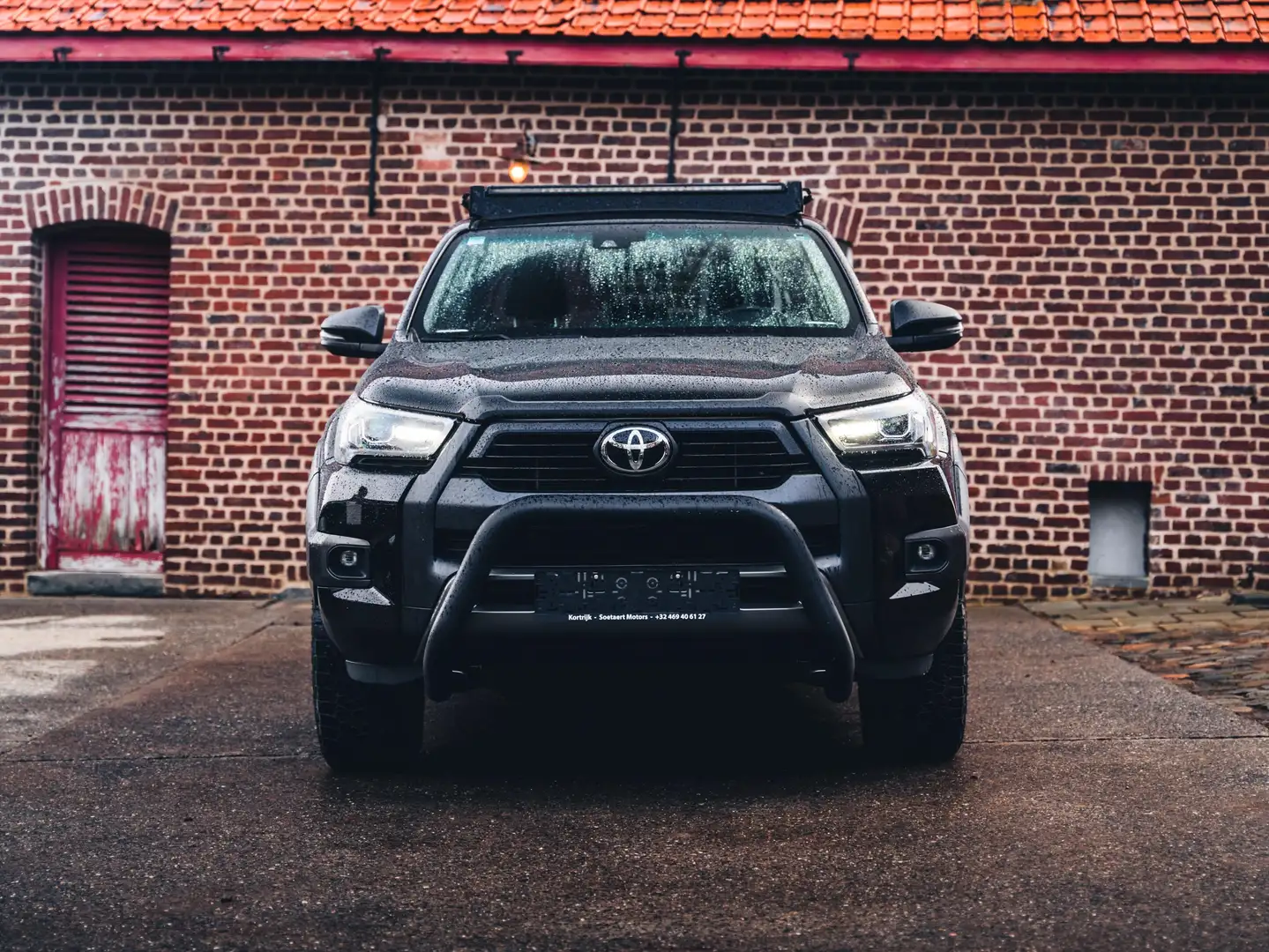 Toyota Hilux Invincible Schwarz - 2