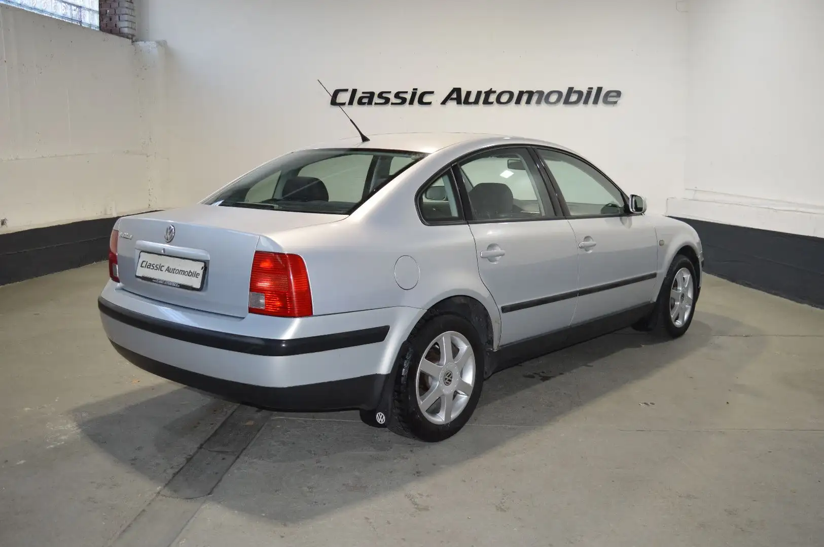 Volkswagen Passat 1.6 Lim. Comfortline *Anhängerkupplung* Срібний - 2