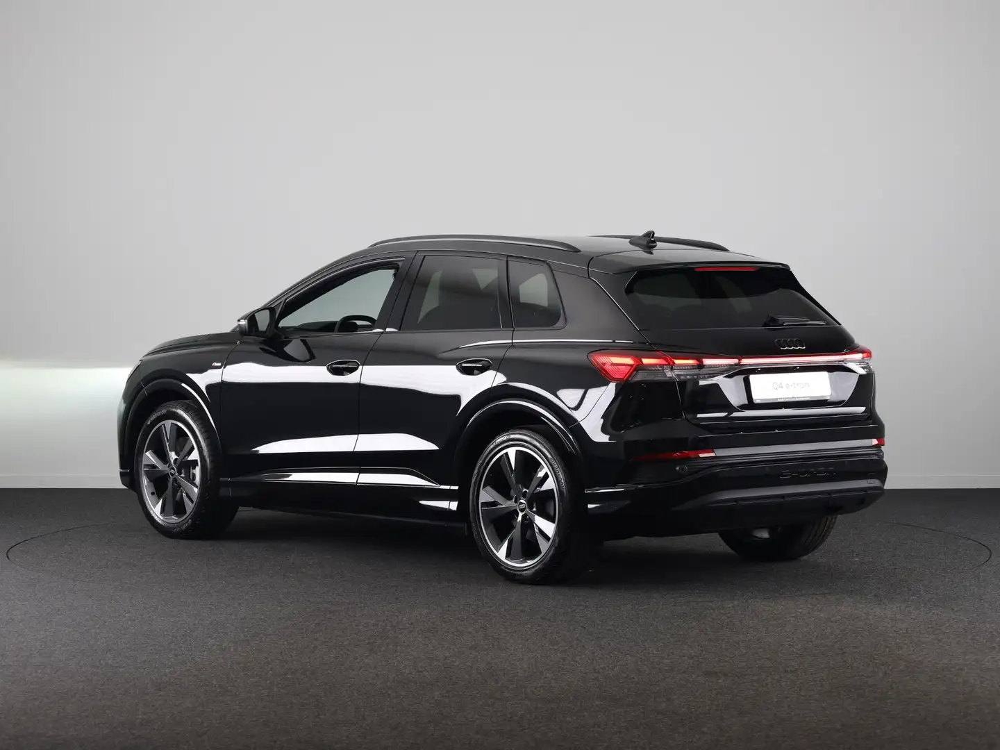 Audi Q4 e-tron 40 S edition 63 kWh 204pk | Achteruitrijcamera | C Zwart - 2