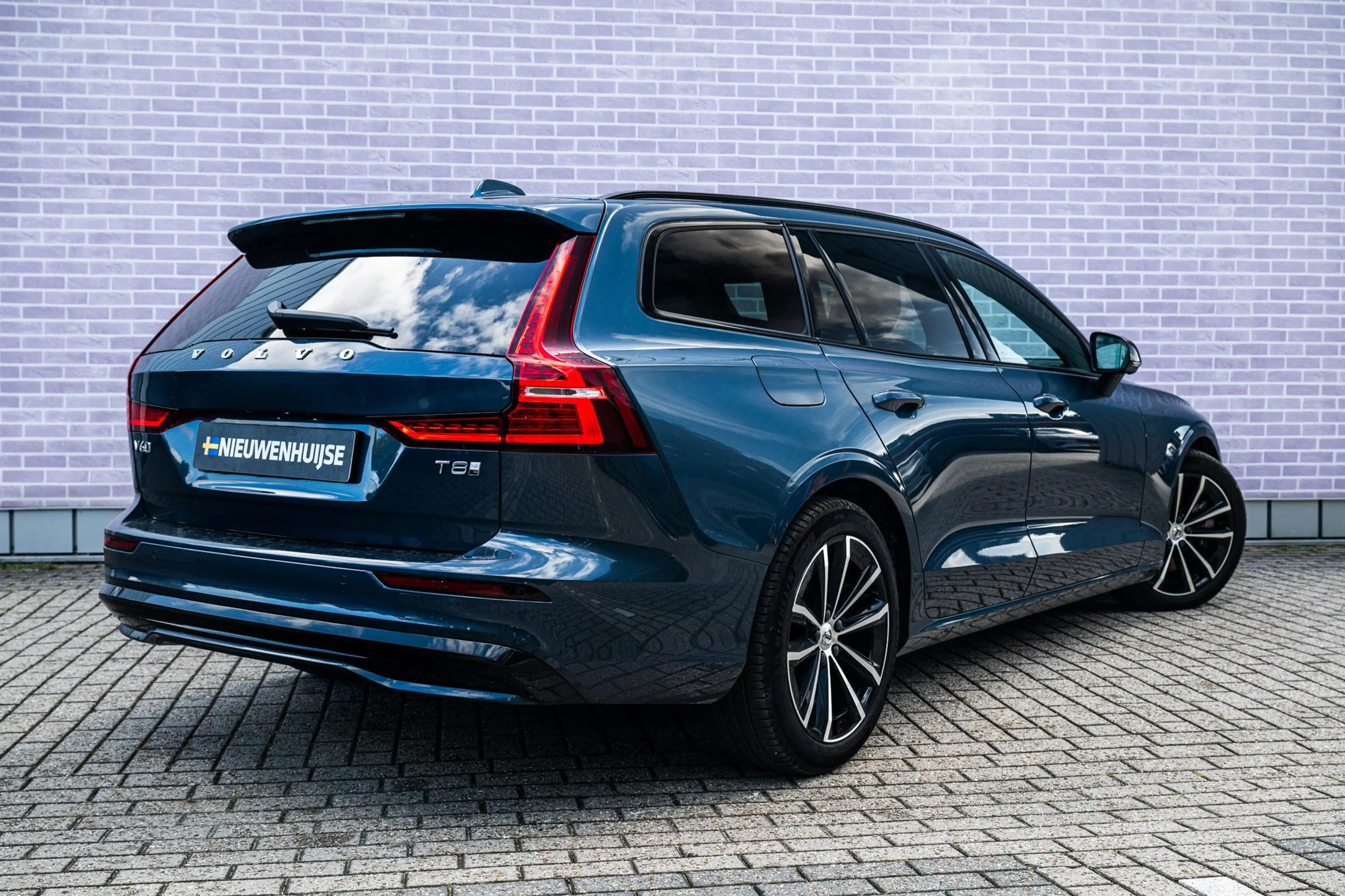 Volvo V60 2.0 T8 Plug-in Hybrid AWD Plus Dark | PHEV Long Ra — photo 2