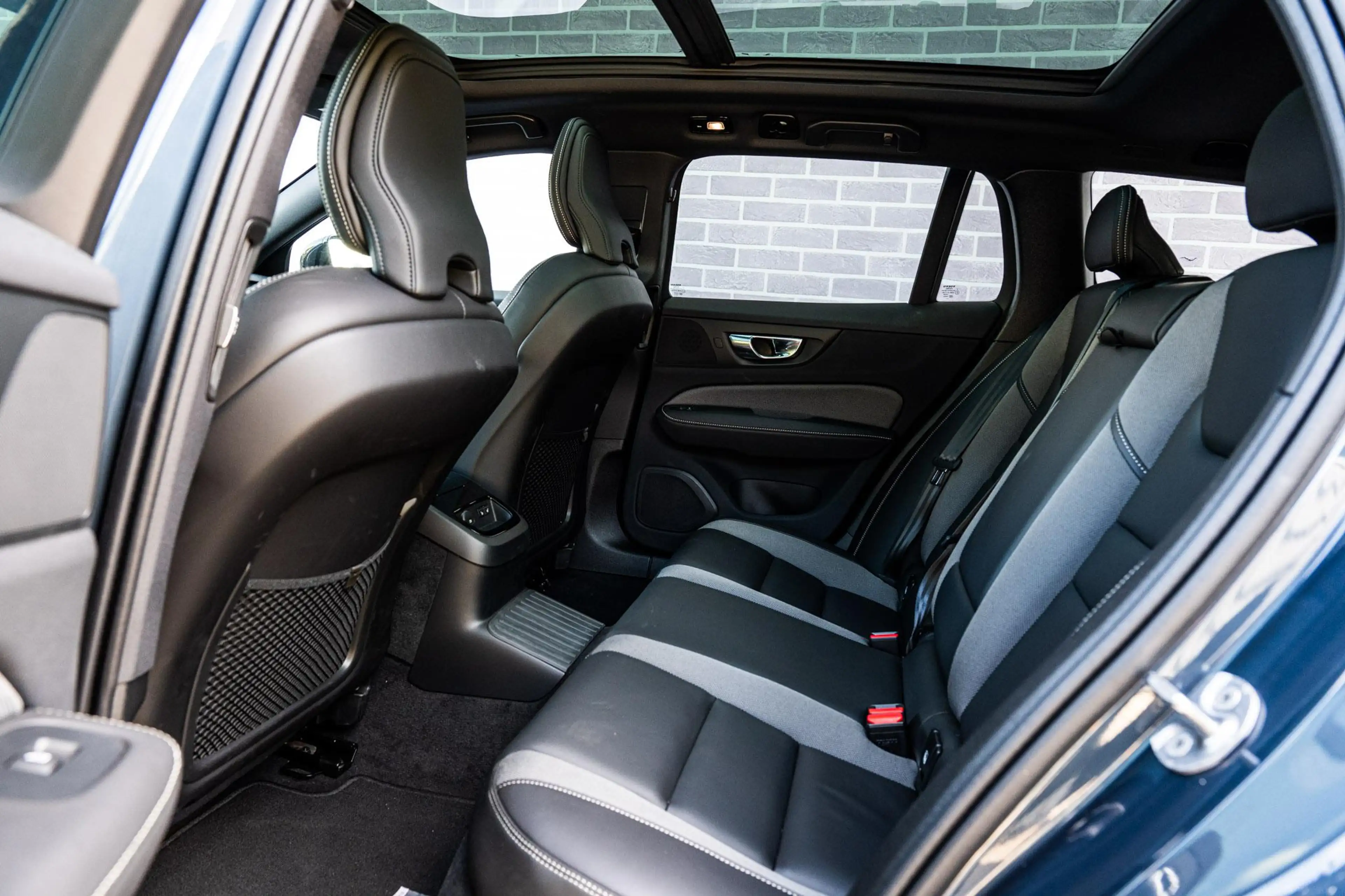 Volvo V60 2.0 T8 Plug-in Hybrid AWD Plus Dark | PHEV Long Ra — photo 8