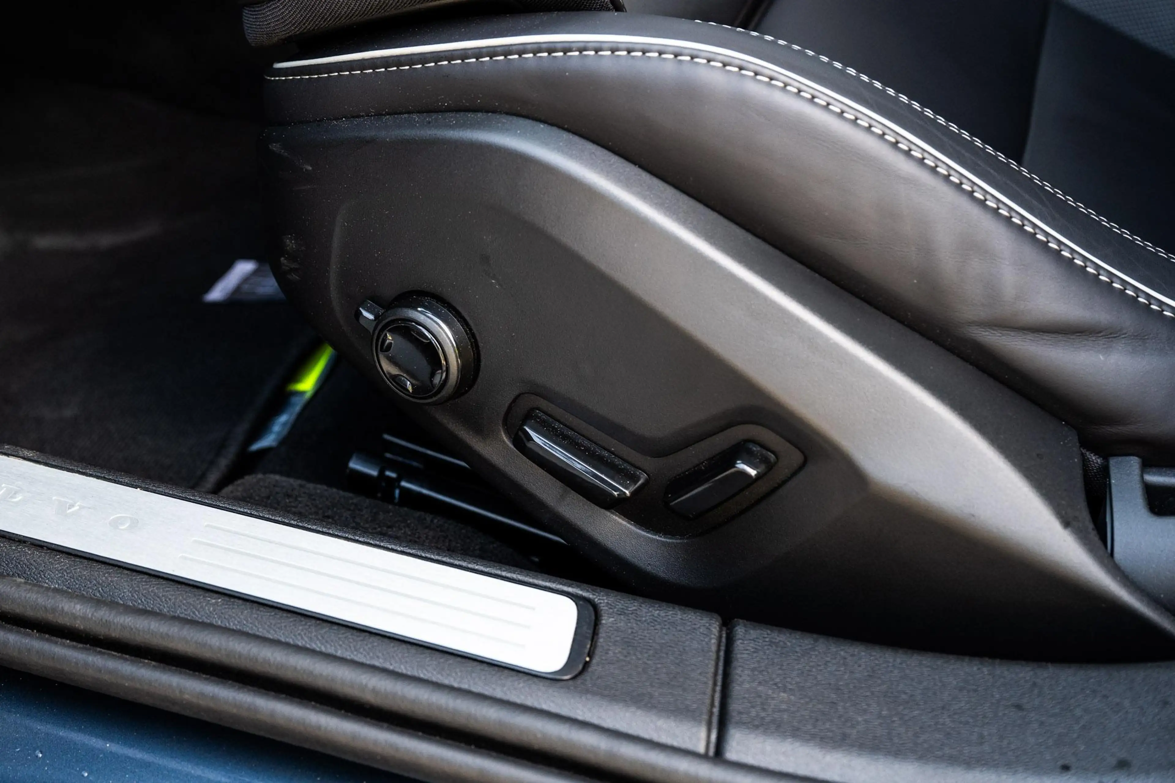Volvo V60 2.0 T8 Plug-in Hybrid AWD Plus Dark | PHEV Long Ra — photo 7
