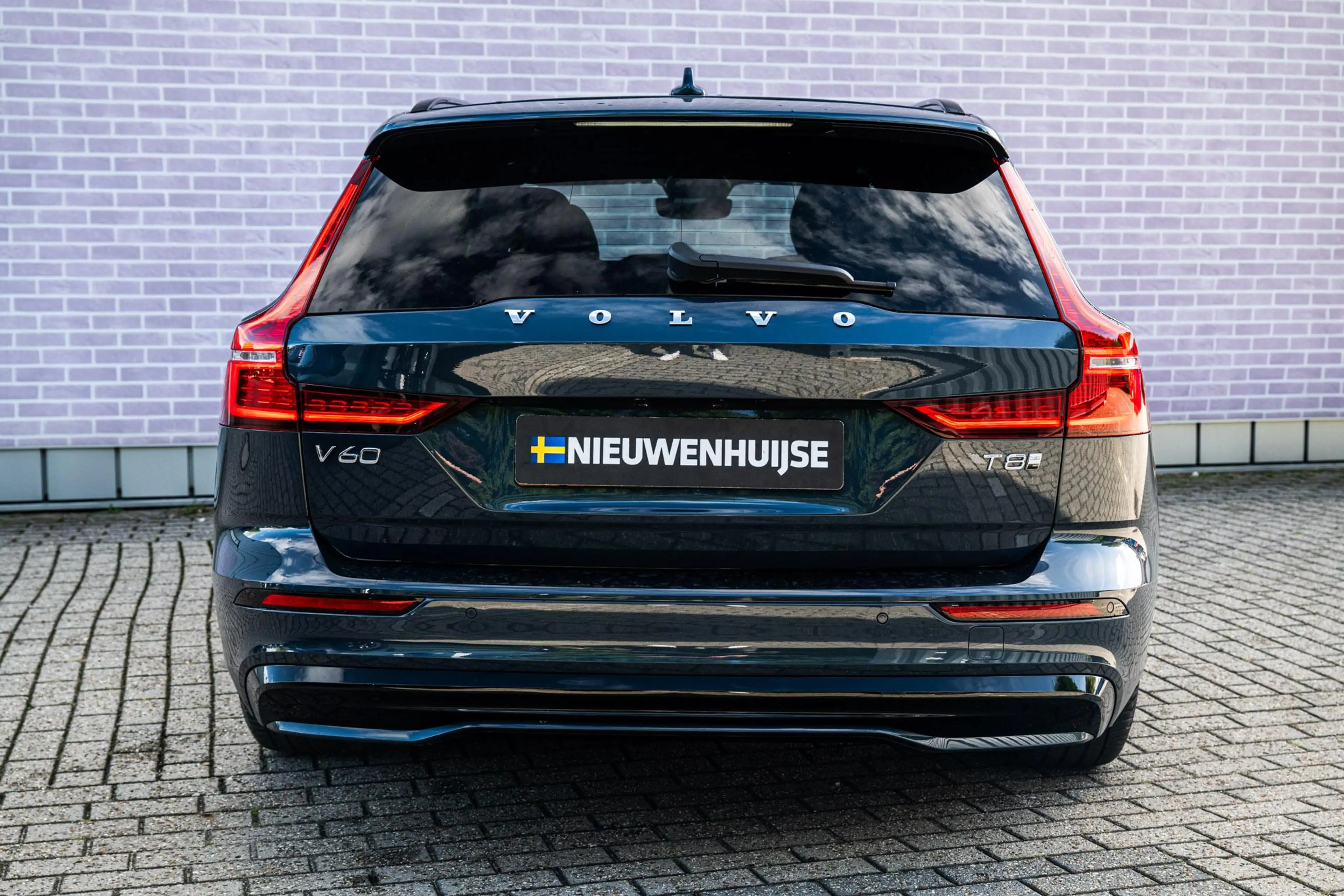 Volvo V60 2.0 T8 Plug-in Hybrid AWD Plus Dark | PHEV Long Ra — photo 10