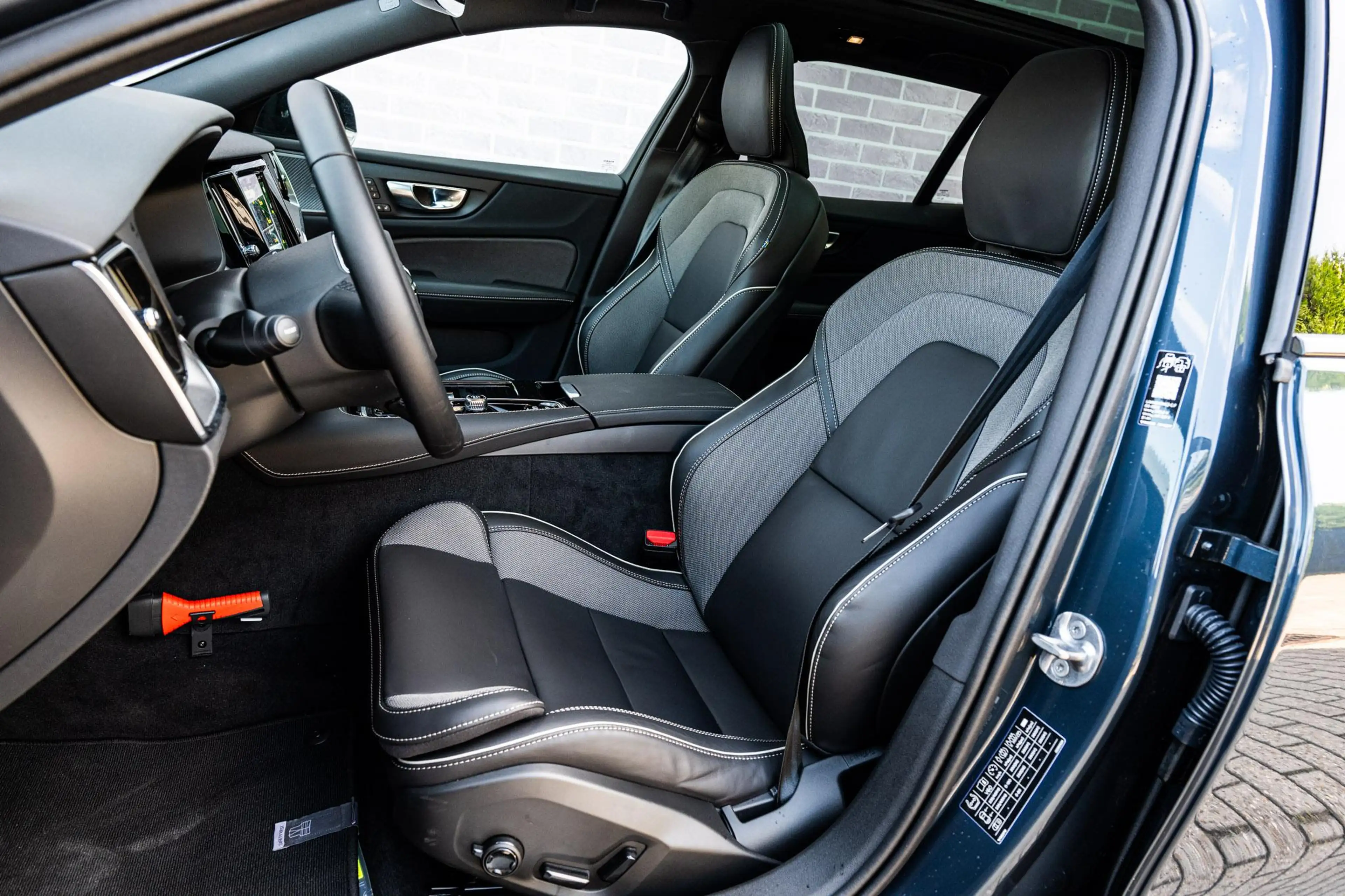 Volvo V60 2.0 T8 Plug-in Hybrid AWD Plus Dark | PHEV Long Ra — photo 6