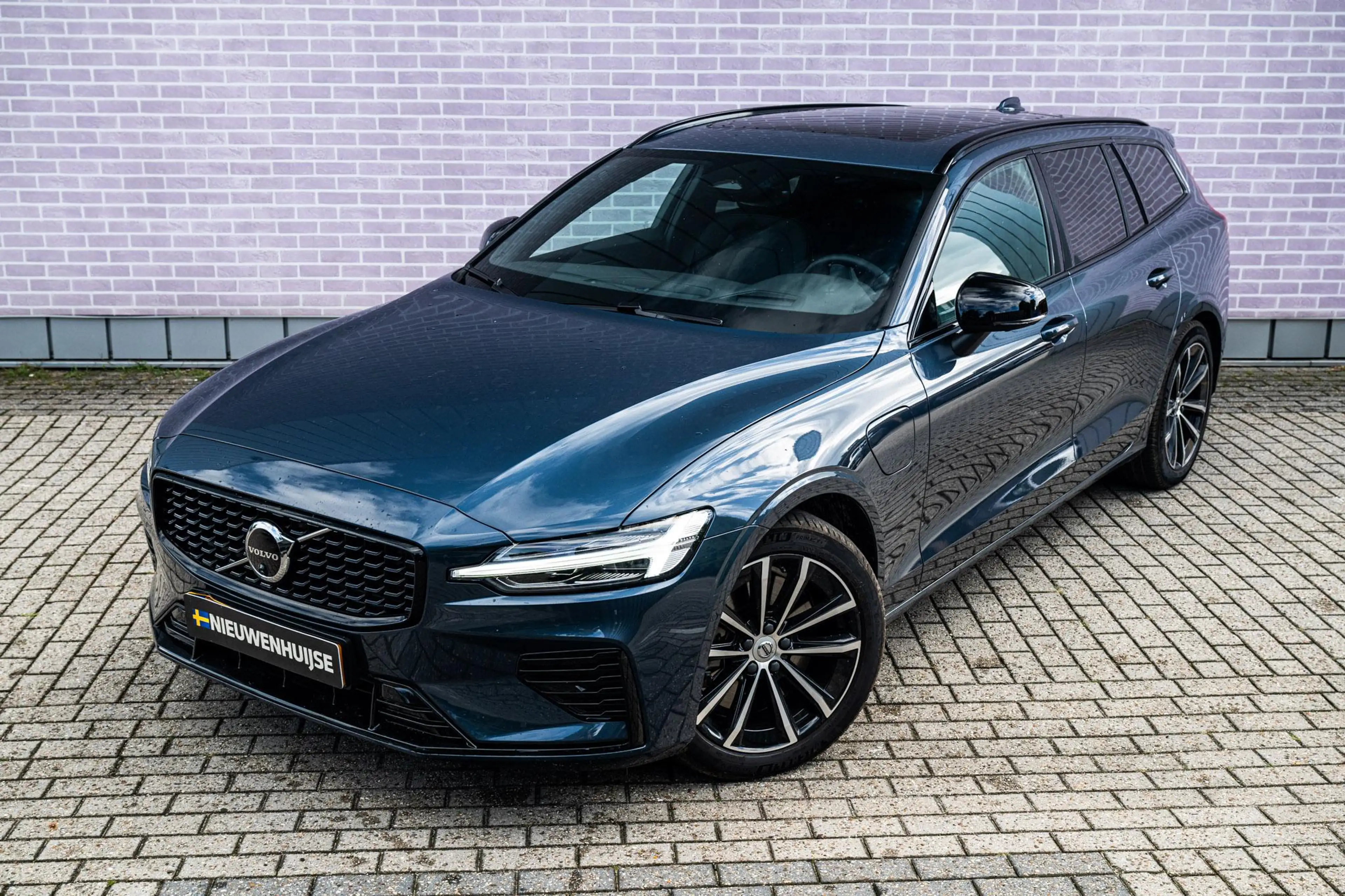 Volvo V60 2.0 T8 Plug-in Hybrid AWD Plus Dark | PHEV Long Ra — photo 15