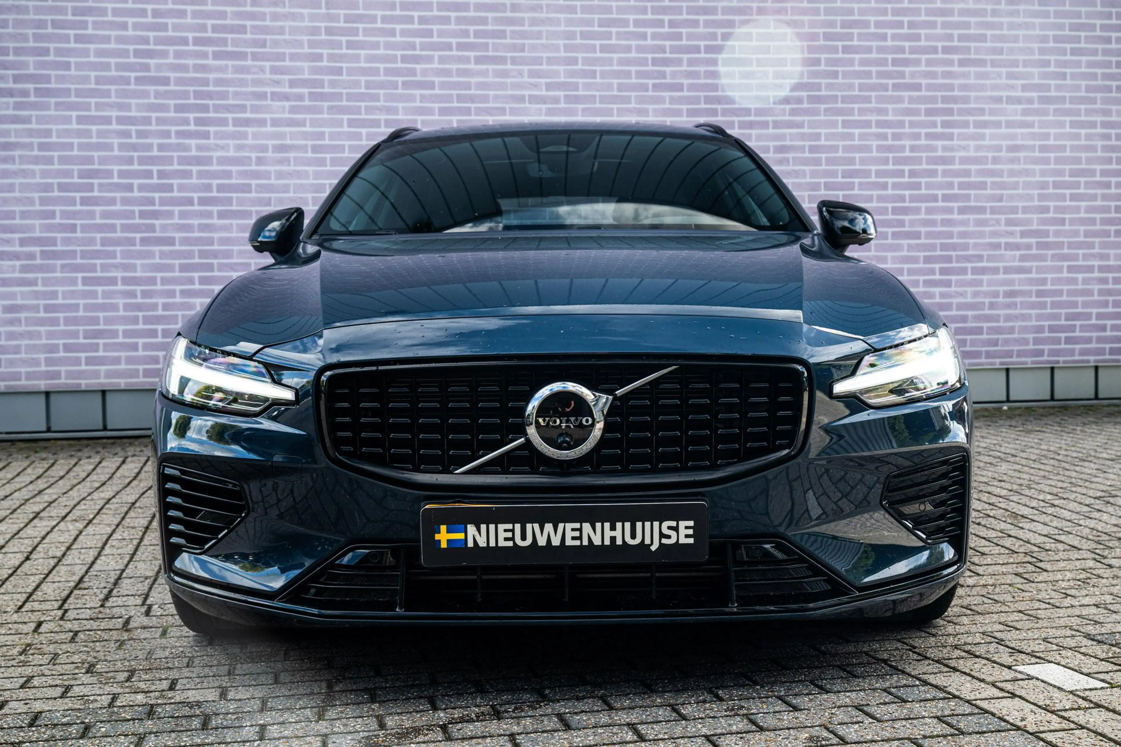 Volvo V60 2.0 T8 Plug-in Hybrid AWD Plus Dark | PHEV Long Ra — photo 9