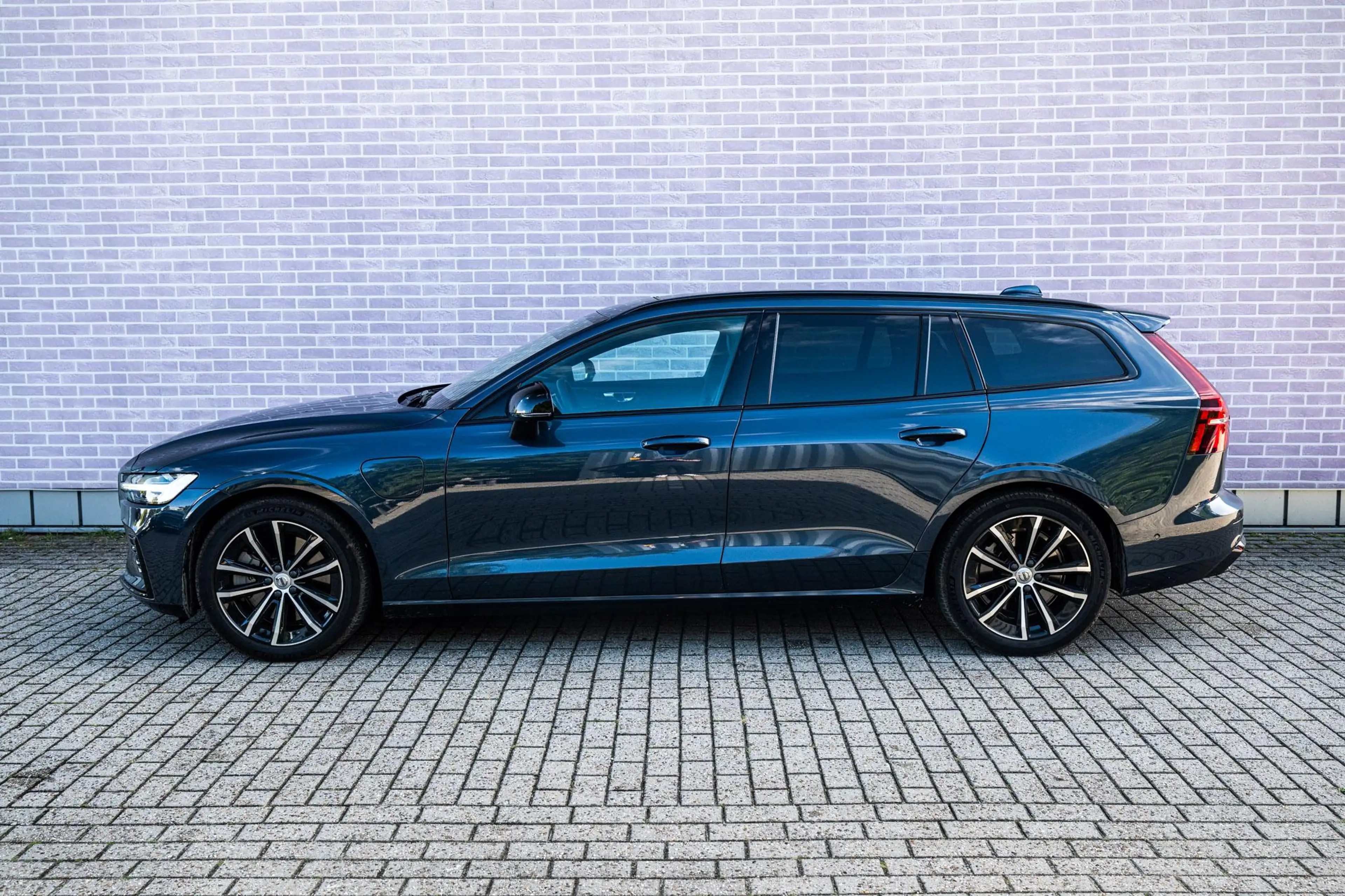 Volvo V60 2.0 T8 Plug-in Hybrid AWD Plus Dark | PHEV Long Ra — photo 4
