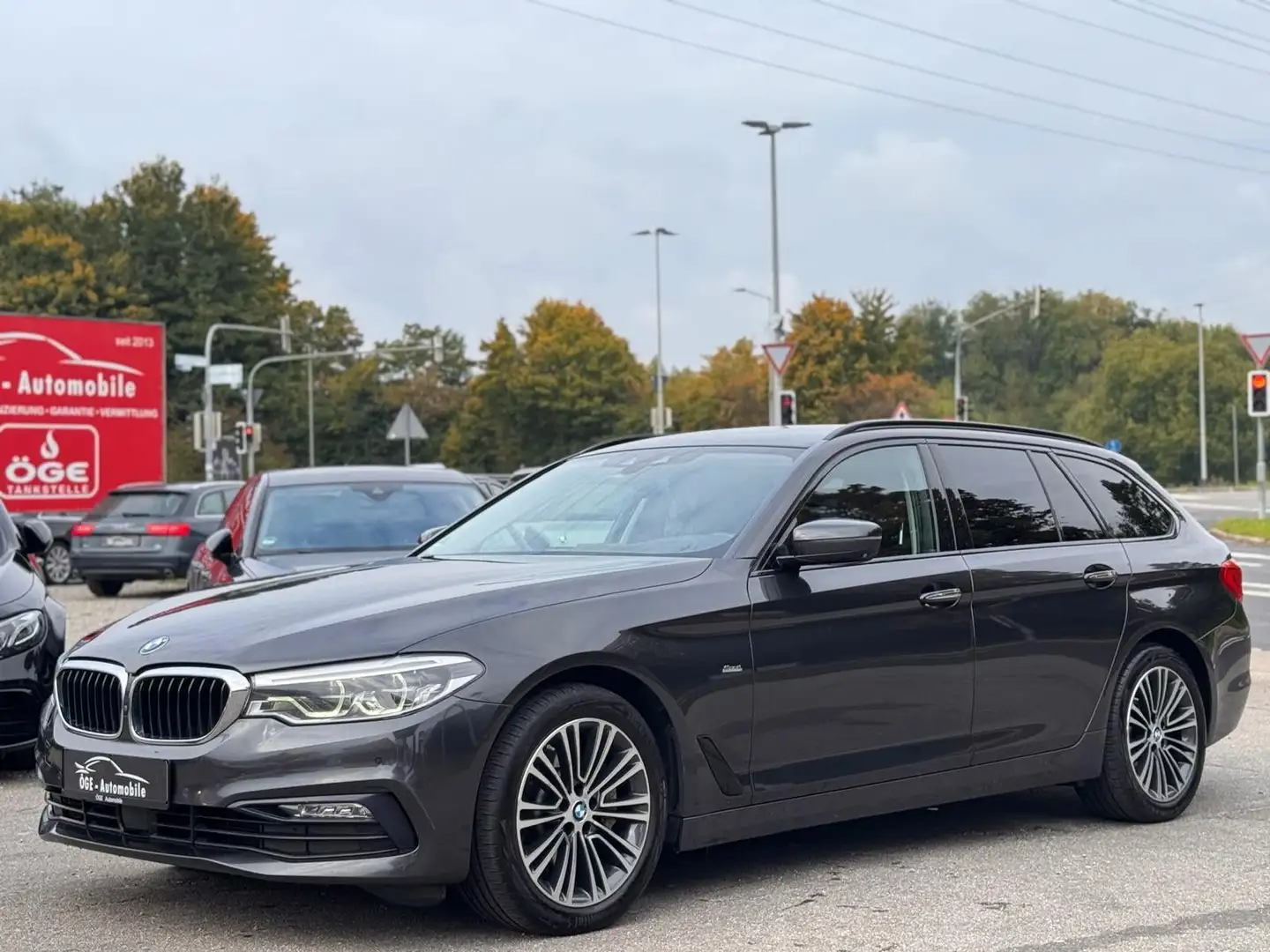 BMW 530 d xDrive Sport Line/ACC/360°/HuD/1.Hand/LED Grau - 2