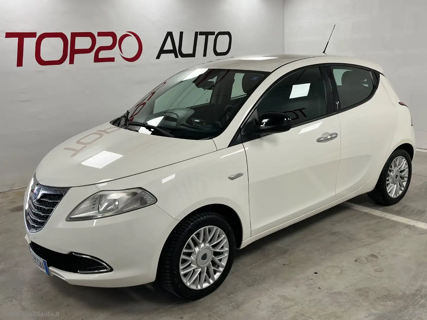 Lancia Ypsilon 1.2 69 CV 5p. Silver|Benzina e GPL Wit - 1