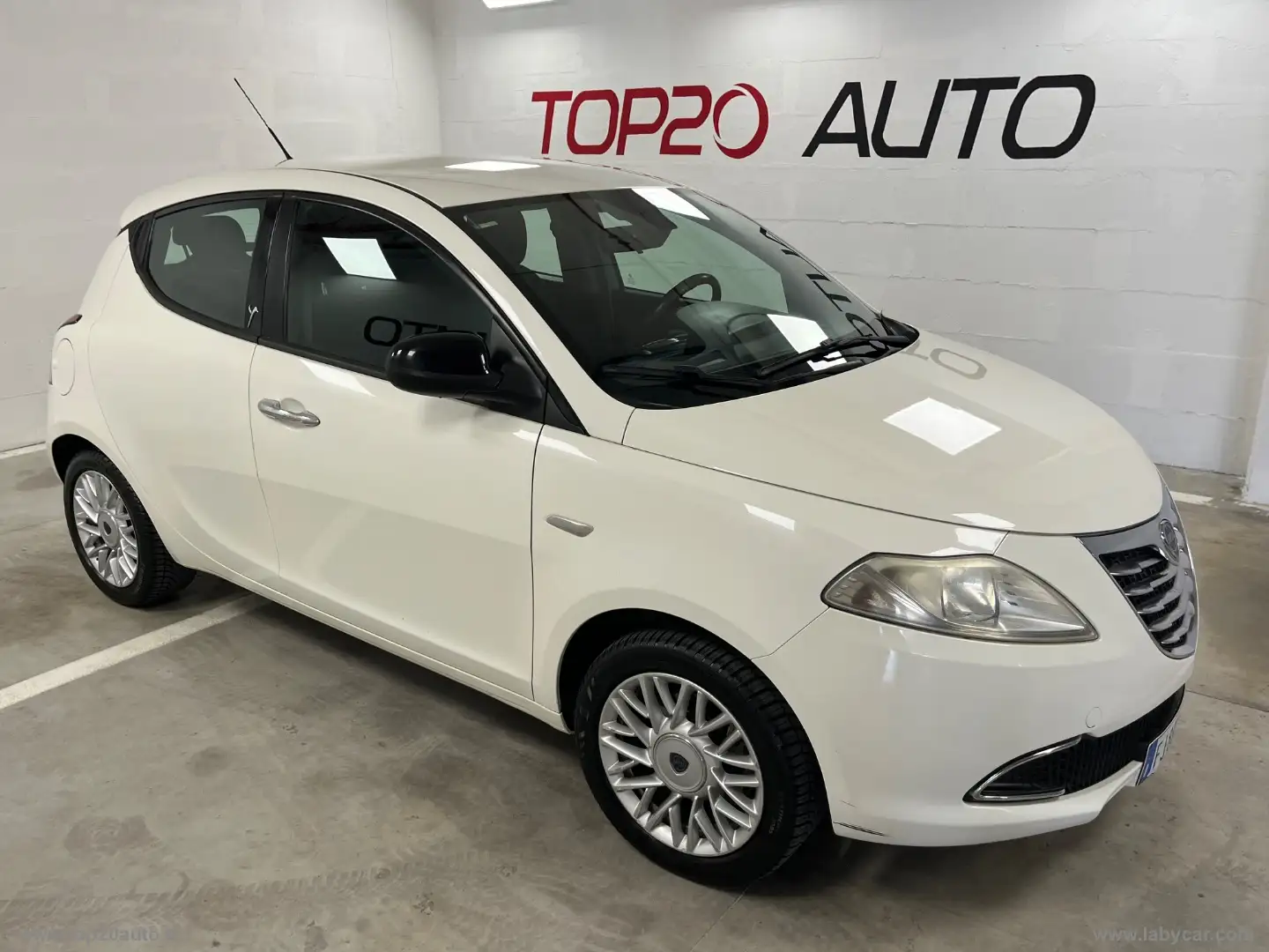 Lancia Ypsilon 1.2 69 CV 5p. Silver|Benzina e GPL Wit - 2